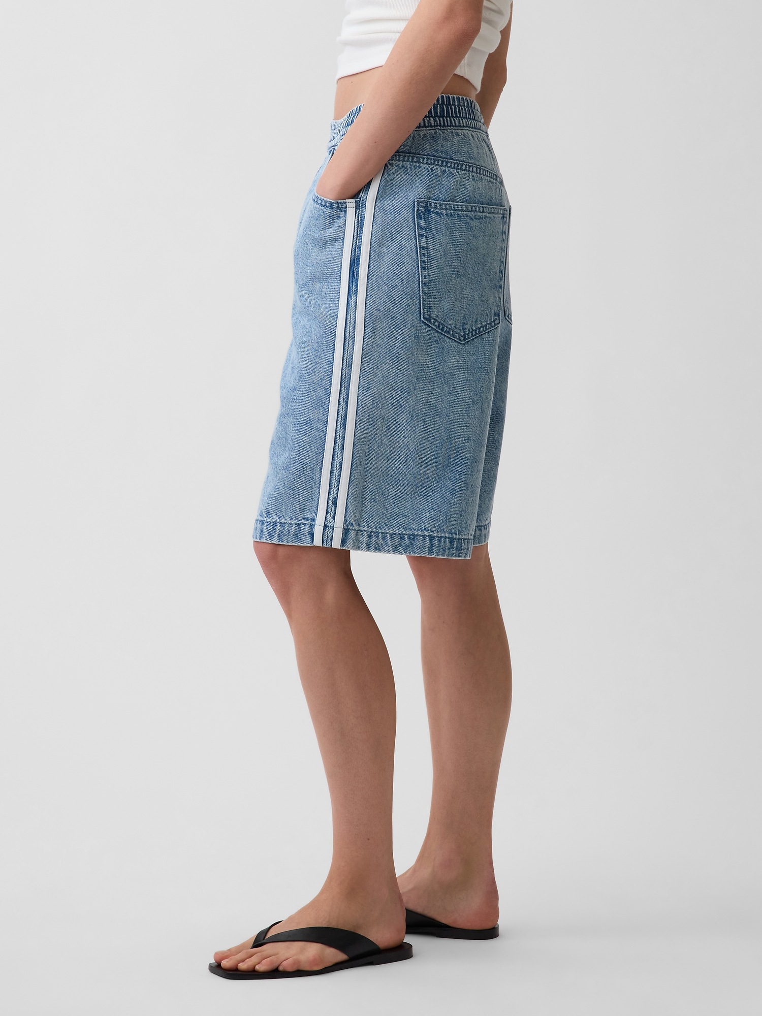 Женские шорты Gap 11" Mid Rise UltraSoft Easy Stripe Longline Denim Shorts, цвет: Светлый индиго — фото 3