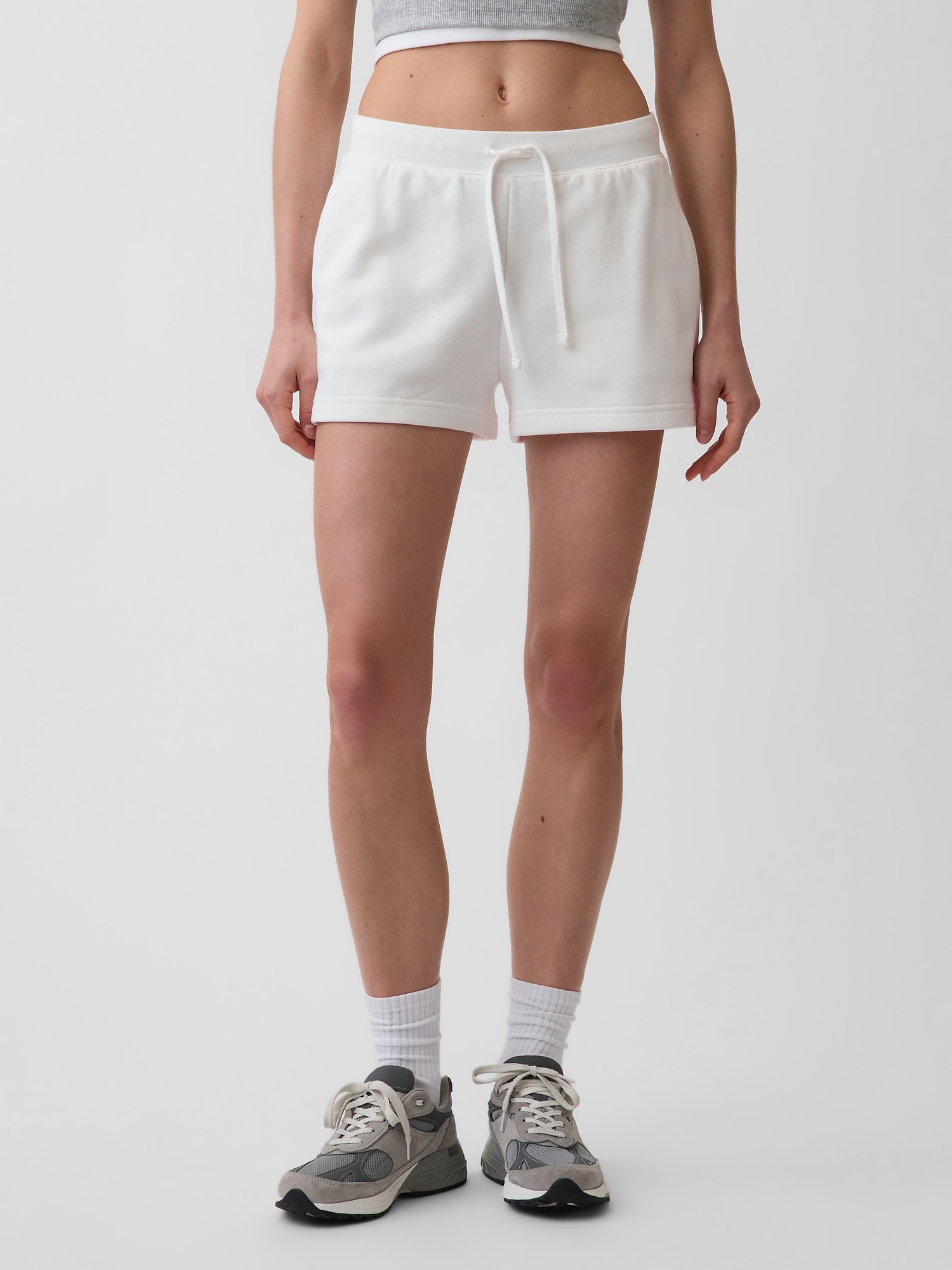 Женские шорты Gap VintageSoft Sweat Shorts, цвет: Молочный белый — фото 2