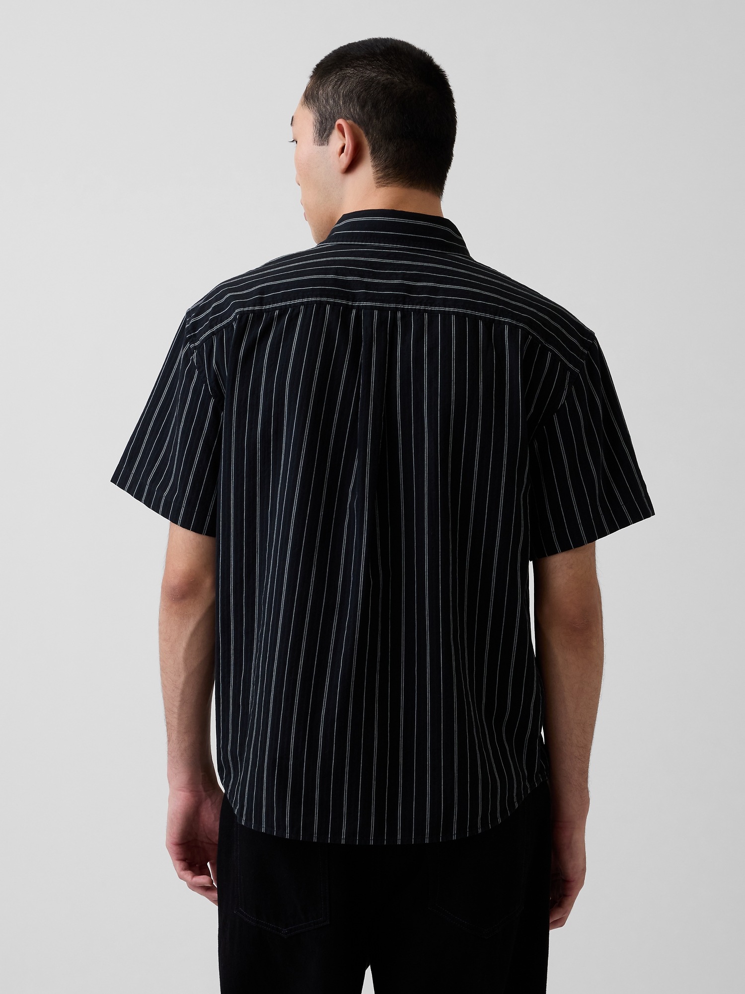 Мужские рубашки Gap Seersucker Stripe Relaxed Curved-Hem Shirt — фото 3