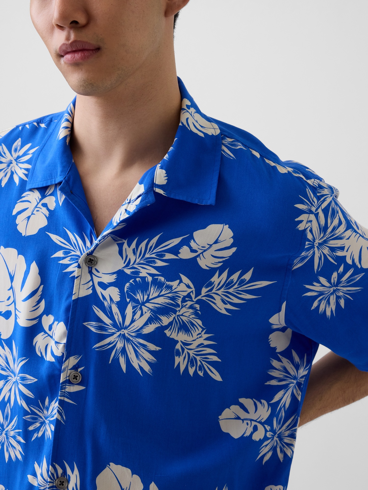 Мужские рубашки Gap Relaxed Camp Collar Shirt — фото 4