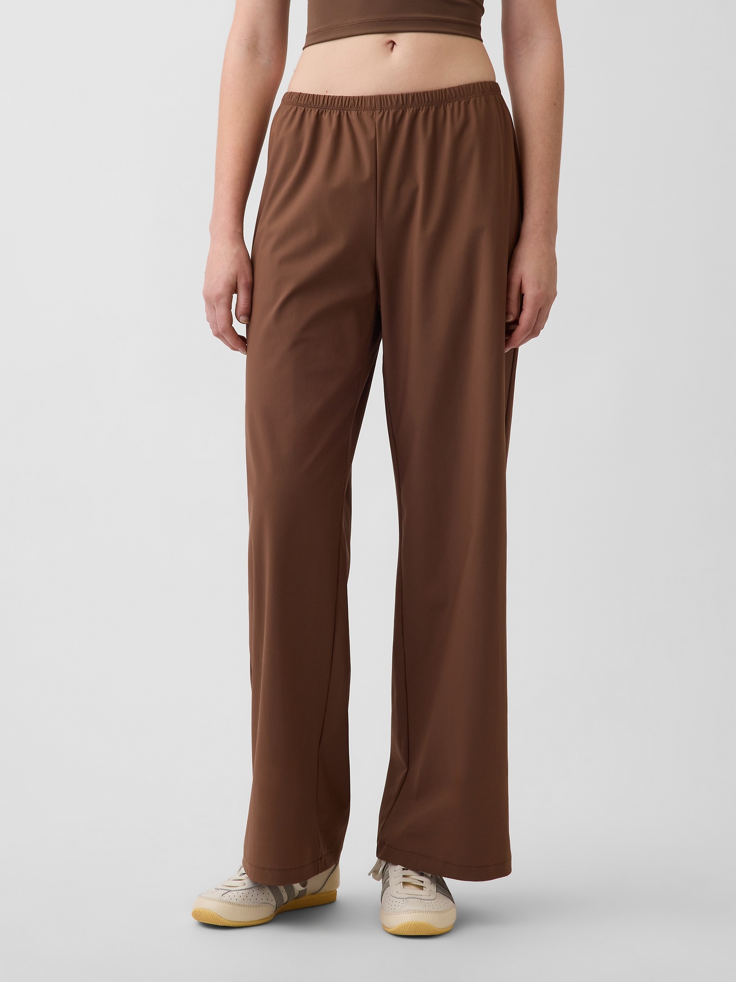 Женские брюки Gap GapFit Tech Low Rise Relaxed Easy, цвет: Коричневый — фото 2