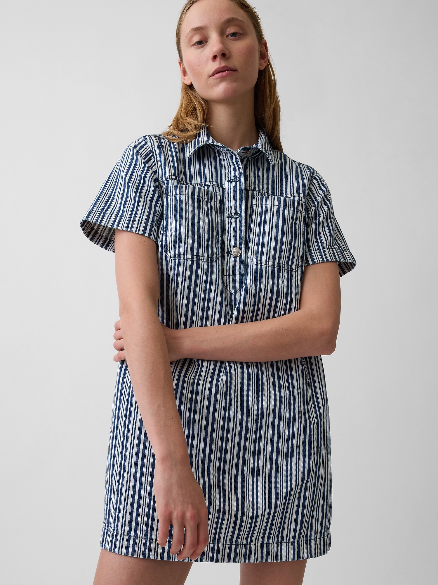 Женское платье Gap Denim Stripe Popover Mini, цвет: Синий полосатый — фото 4