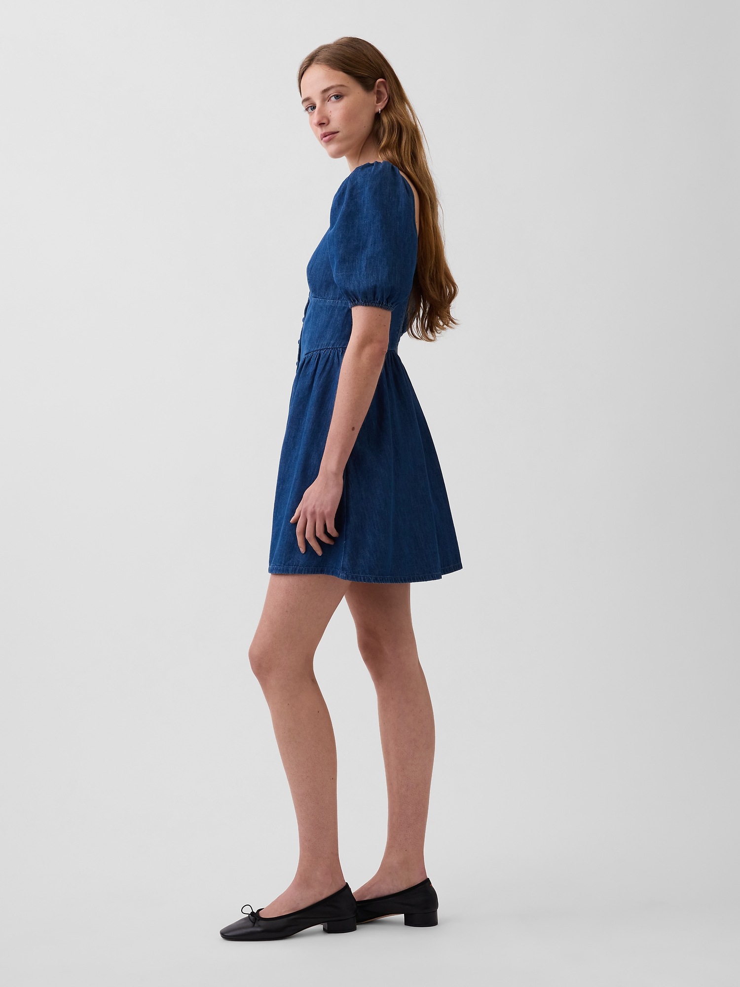 Женское платье Gap Denim Puff-Sleeve Sweetheart Mini, цвет: Средняя варка — фото 2