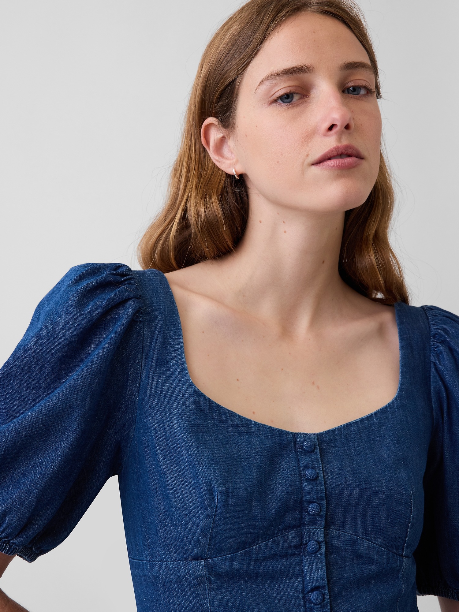 Женское платье Gap Denim Puff-Sleeve Sweetheart Mini, цвет: Средняя варка — фото 3