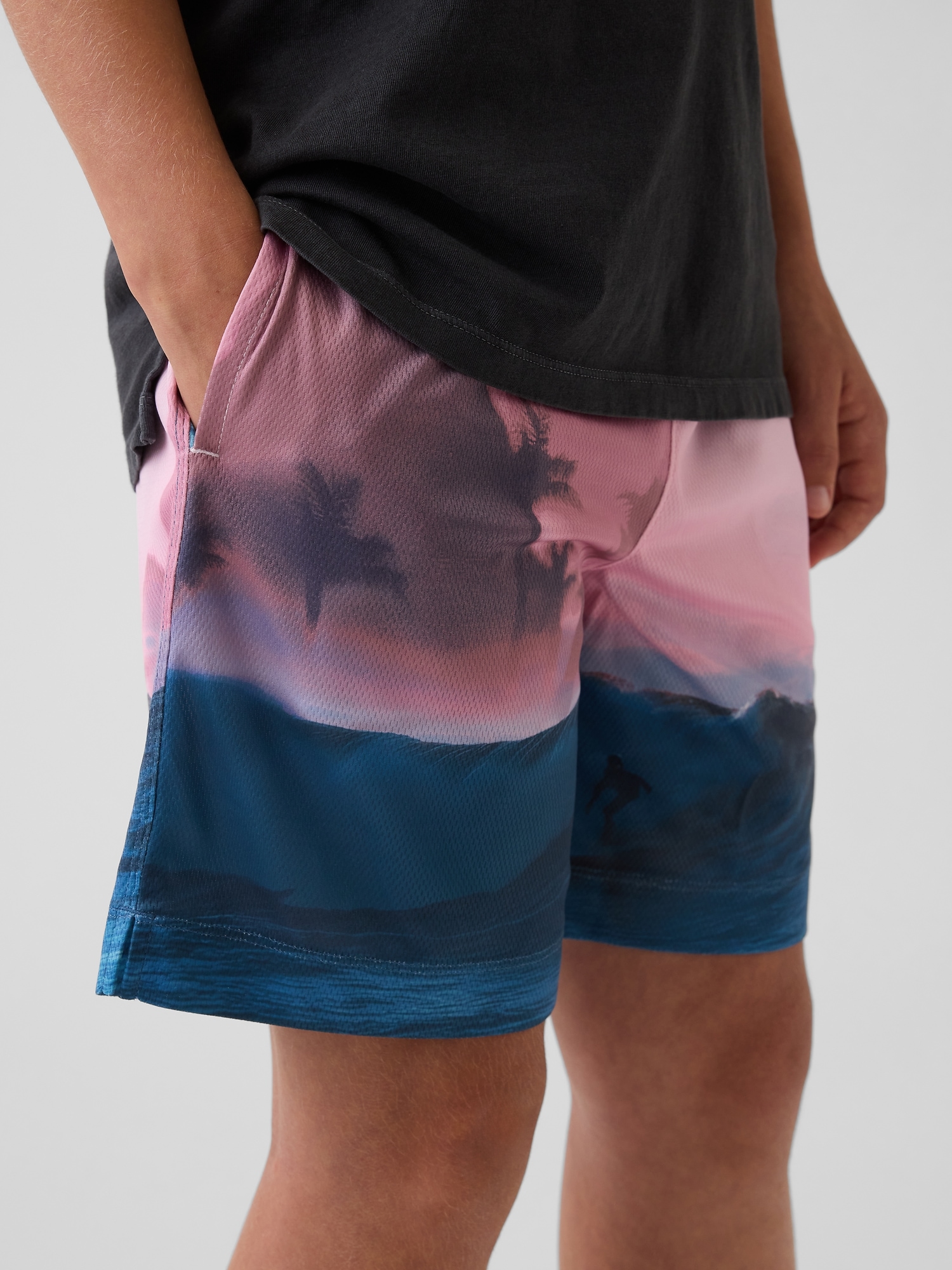 Детские шорты Gap Kids GapFit 6" Recycled Mesh Easy Shorts — фото 5