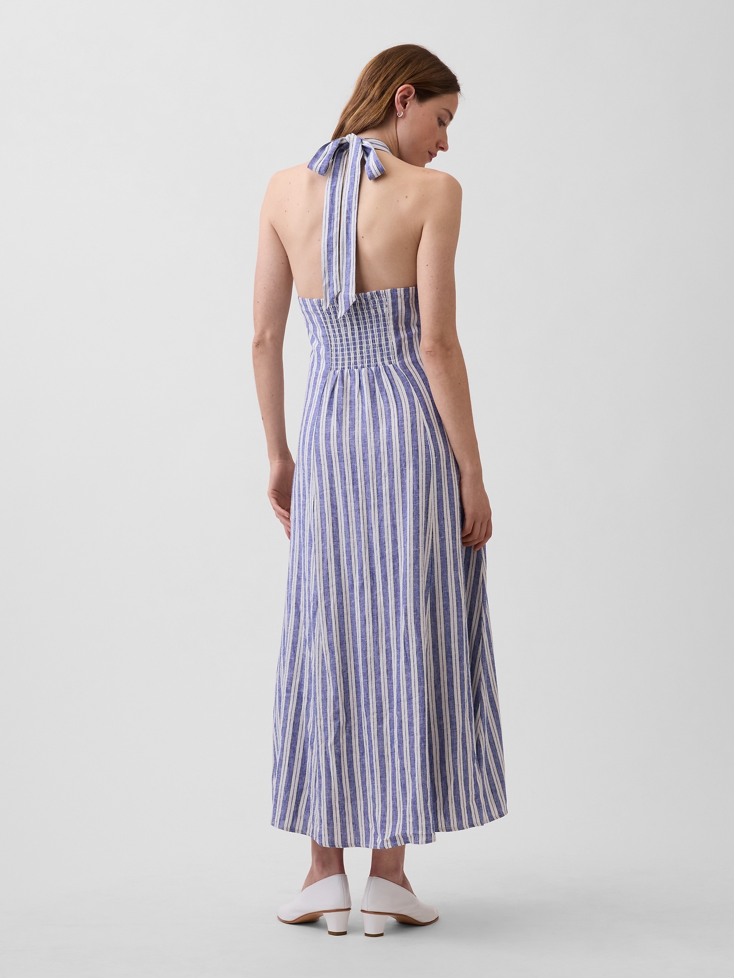 Женское платье Gap Linen-Blend Halter Maxi, цвет: Синий полосатый — фото 2
