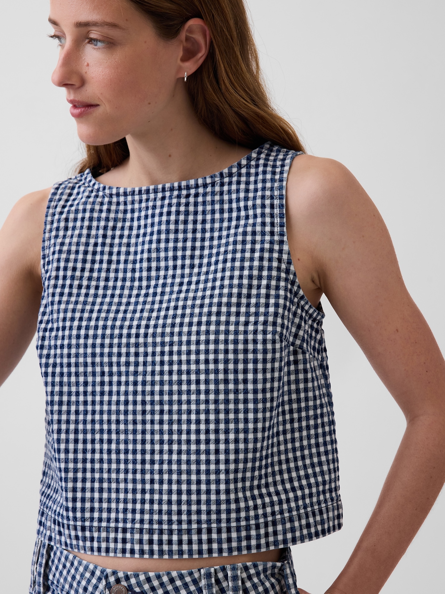 Женский топ Gap Gingham Denim Crop Shell Tank Top, цвет: Тёмно-синий в мелкую клетку — фото 4