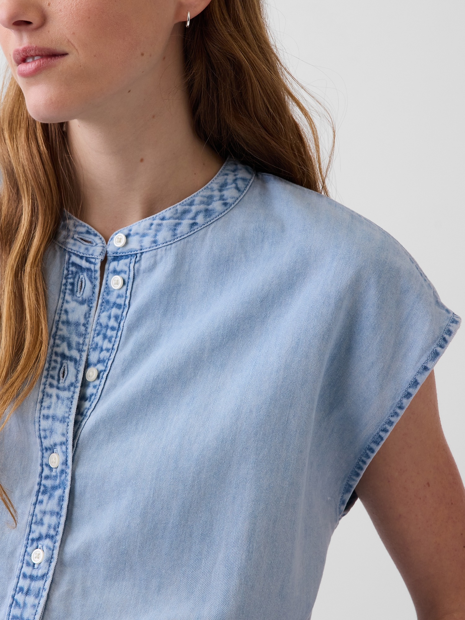 Женский топ Gap Denim Cap-Sleeve Crop Button-Front Top, цвет: Средняя варка — фото 4