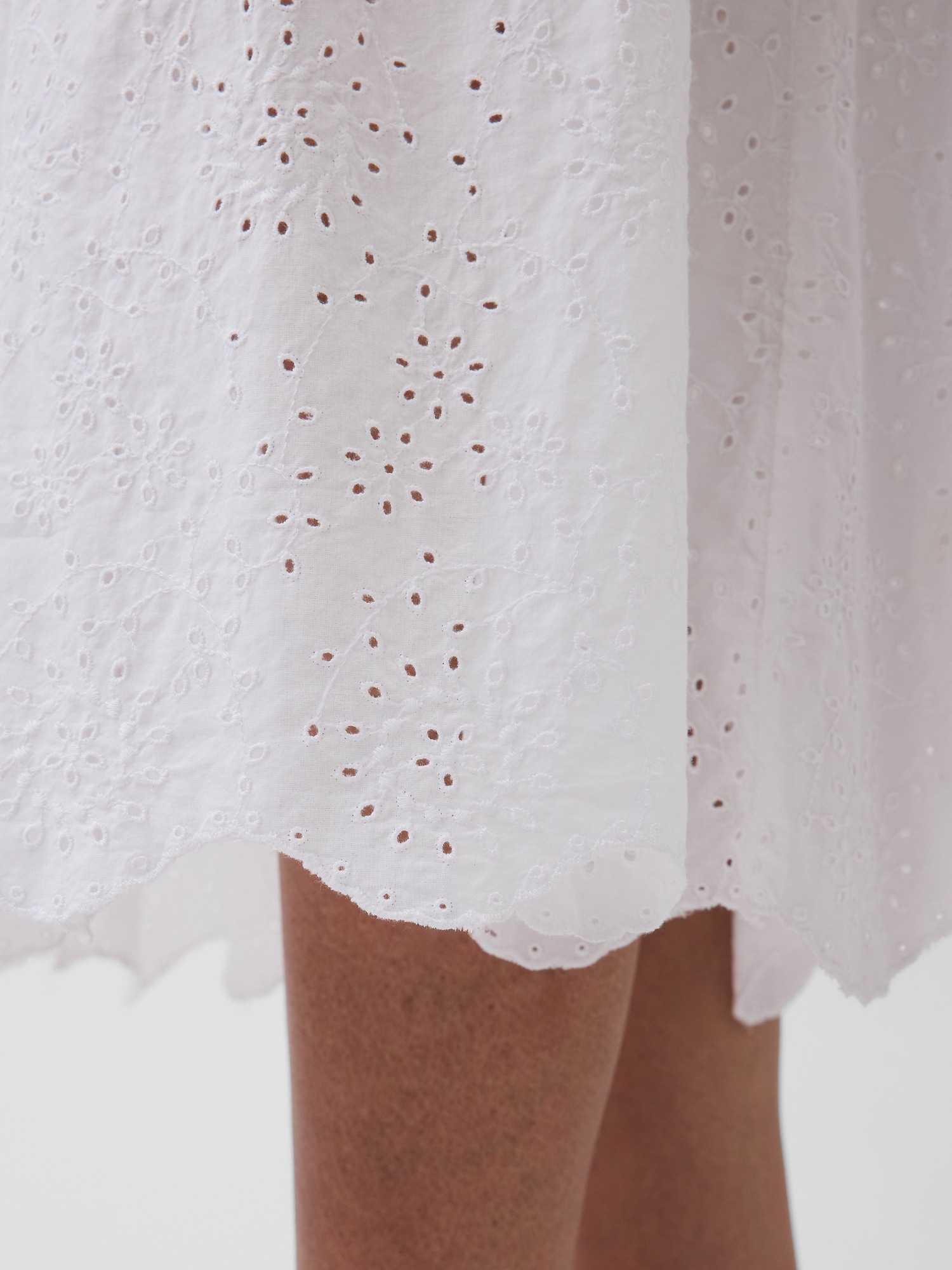 Женское платье Gap Eyelet Drop-Waist Maxi, цвет: Белый — фото 5