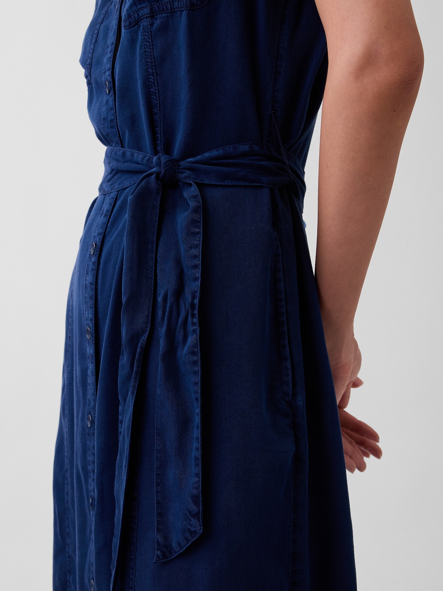Женское платье Gap Denim Tie-Waist Utility Midi, цвет: Тёмная варка — фото 4
