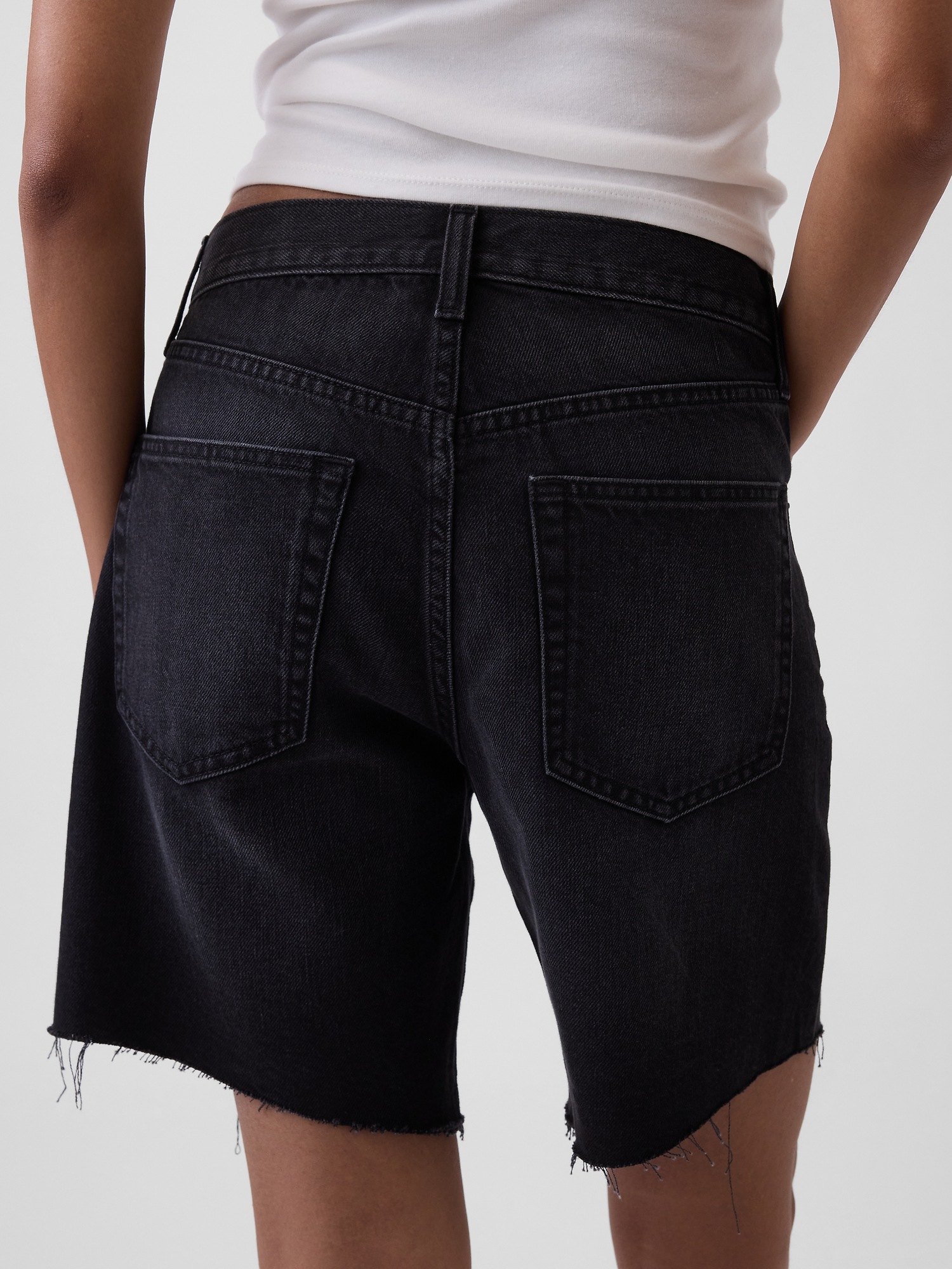 Женские шорты Gap 8" Mid Rise UltraSoft Loose Bermuda, цвет: Чёрный — фото 5