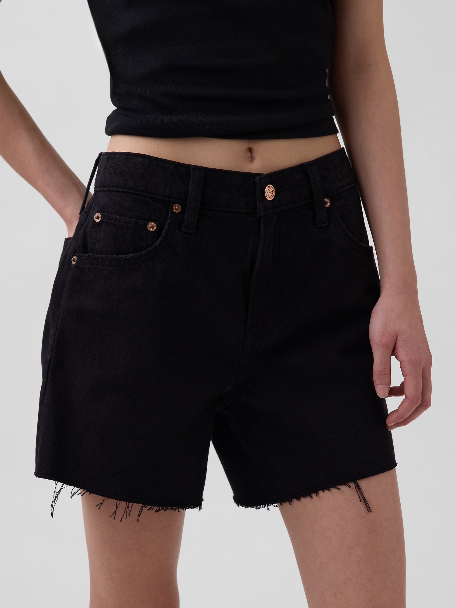 Женские шорты Gap 4" Mid Rise UltraSoft Relaxed Cutoff, цвет: Чёрный — фото 4