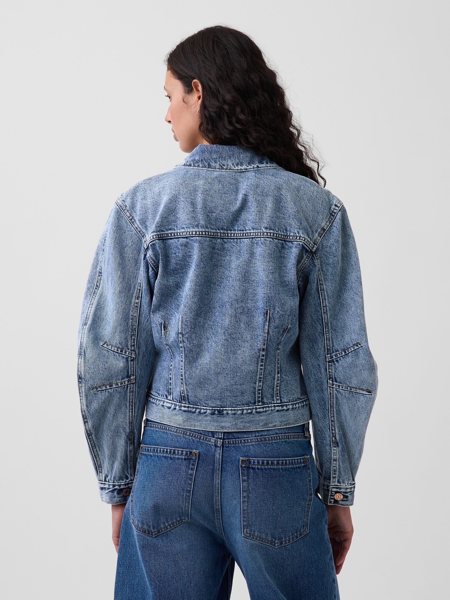 Женская куртка Gap Barrel-Sleeve Icon Denim Jacket, цвет: Средняя варка — фото 2