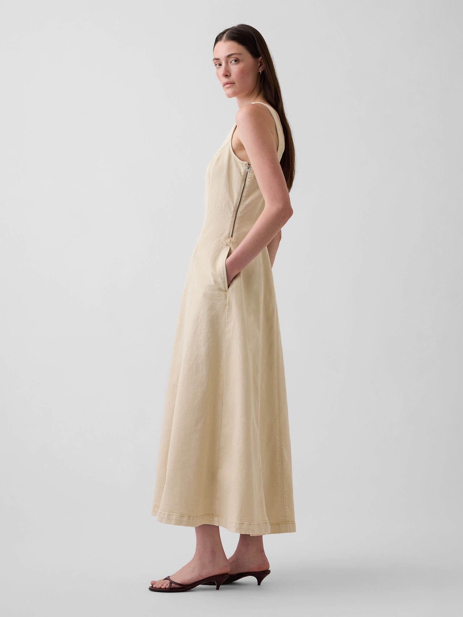 Женское платье Gap Denim Scoop Neck Maxi, цвет: Пляжный галечный бежевый — фото 2