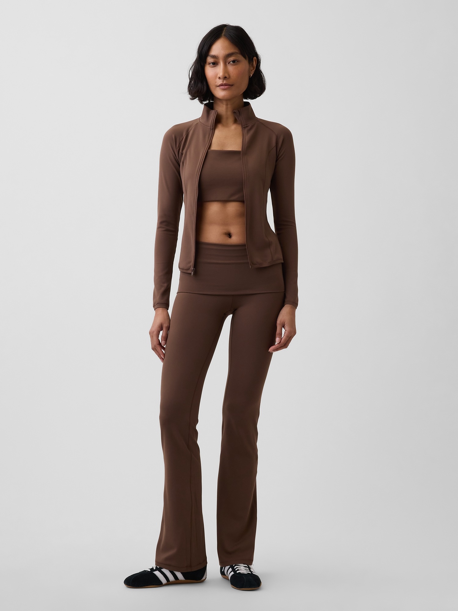 Женская куртка Gap GapFit Smooth Zip, цвет: Коричневый — фото 2