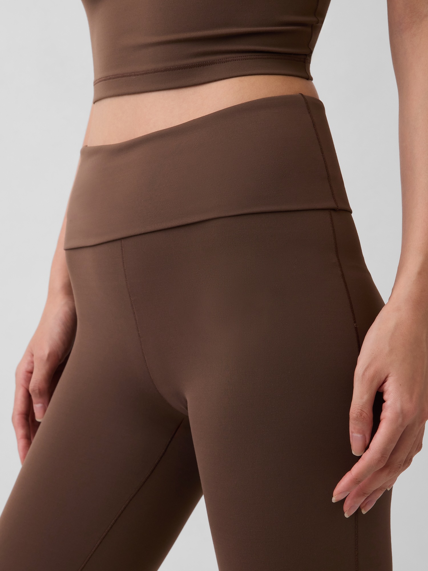 Женские леггинсы Gap GapFit Smooth Foldover Mini Flare, цвет: Коричневый — фото 4