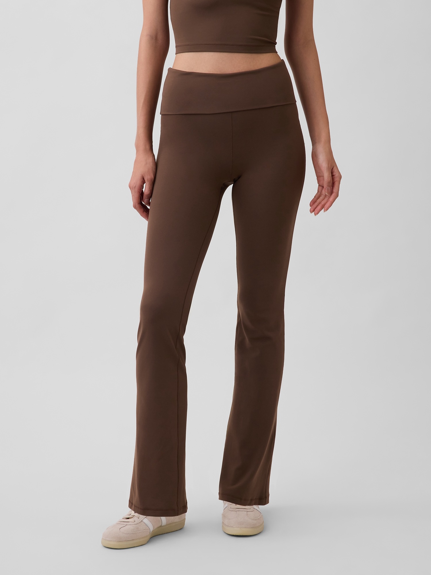 Женские леггинсы Gap GapFit Smooth Foldover Mini Flare, цвет: Коричневый — фото 2