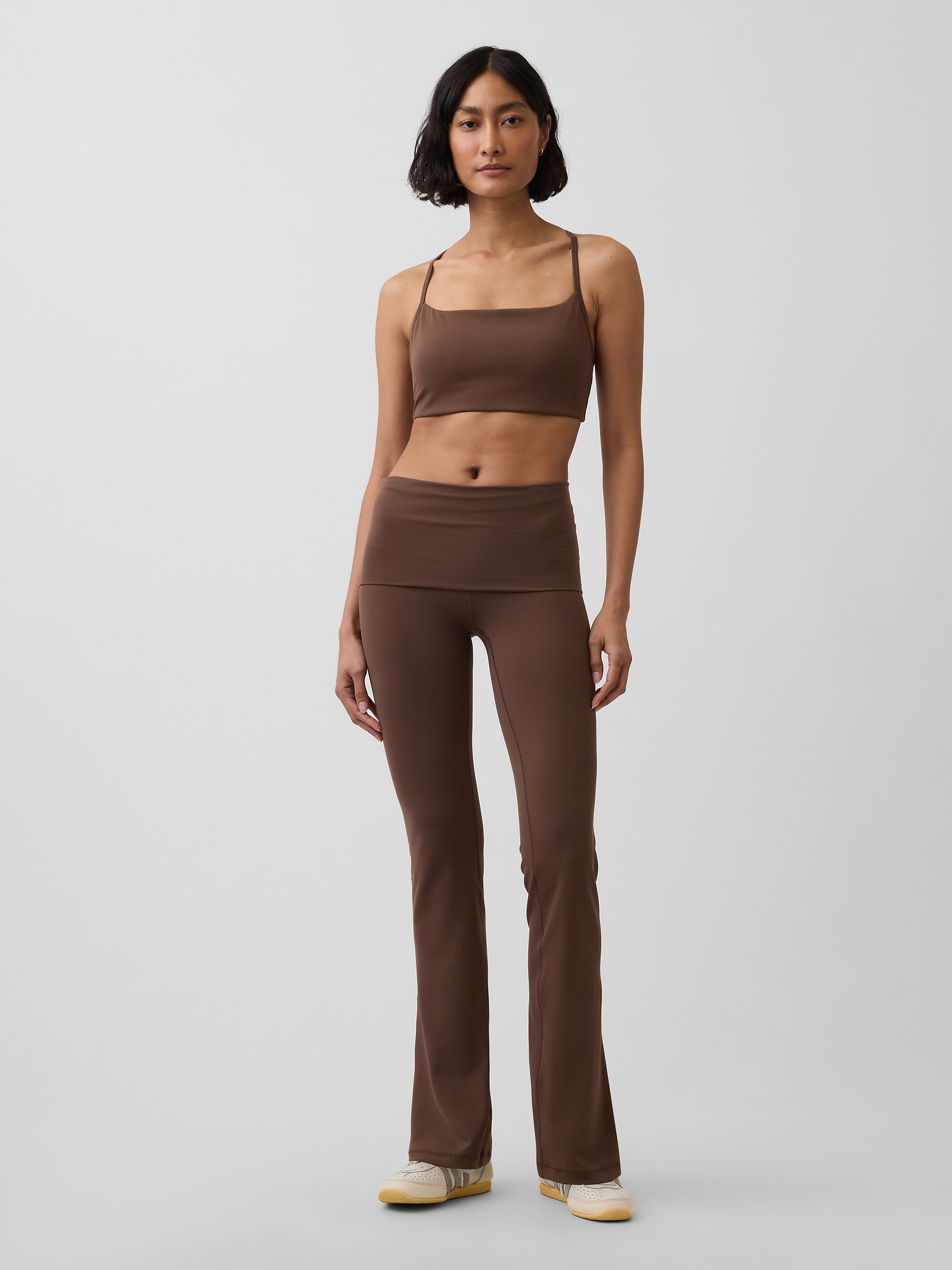 Спортивное бра GapFit Smooth, борцовская спина — Gap, цвет: Коричневый — фото 3