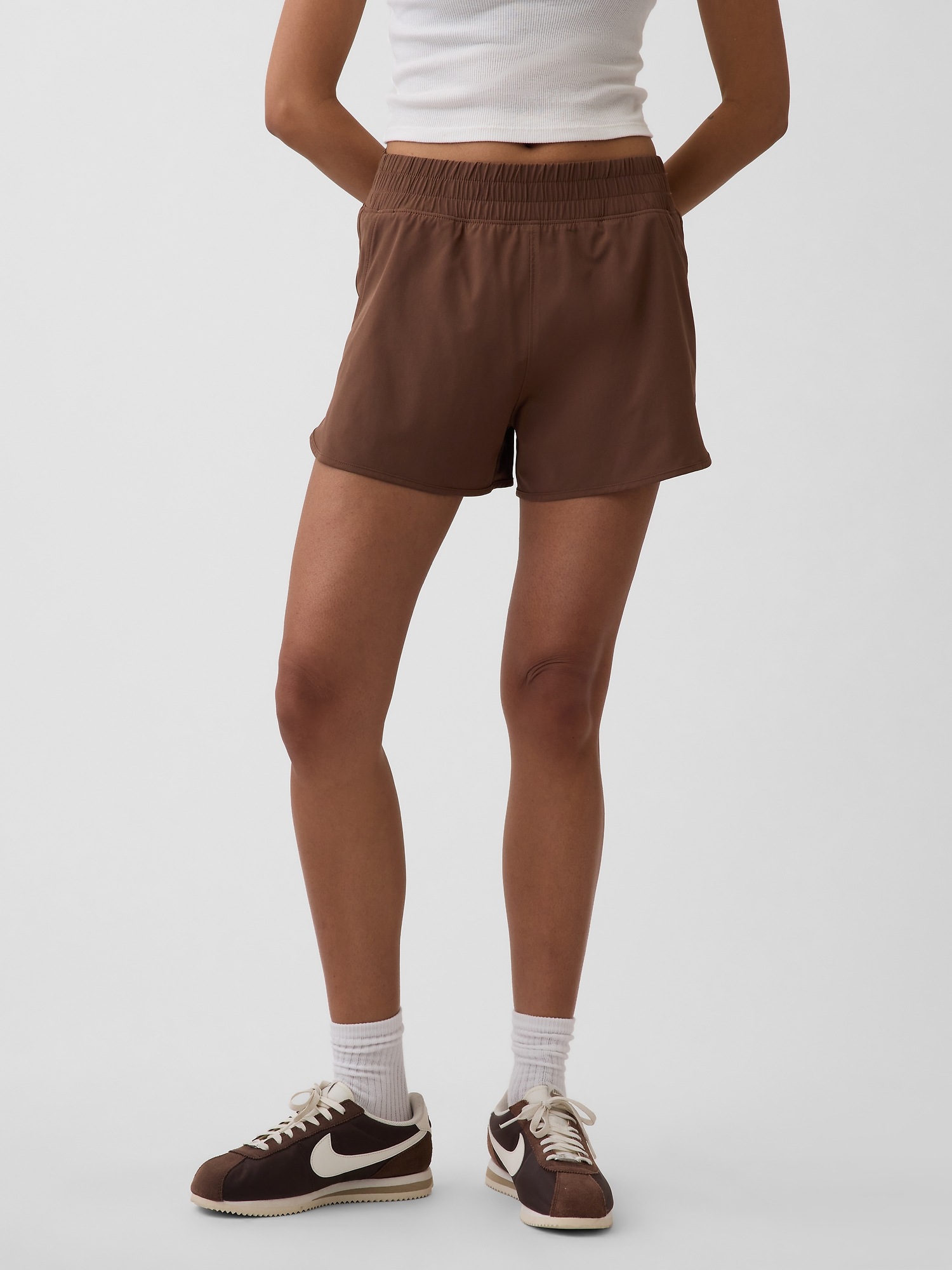 Женские шорты Gap GapFit Tech High Rise Running, цвет: Коричневый — фото 2