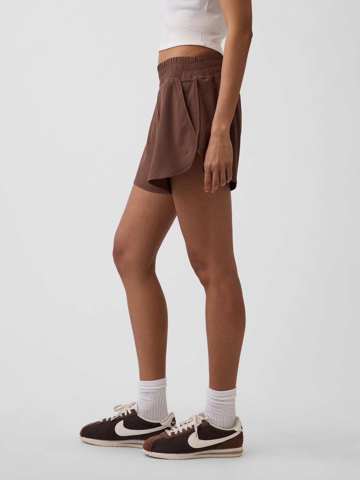 Женские шорты Gap GapFit Tech High Rise Running, цвет: Коричневый — фото 3