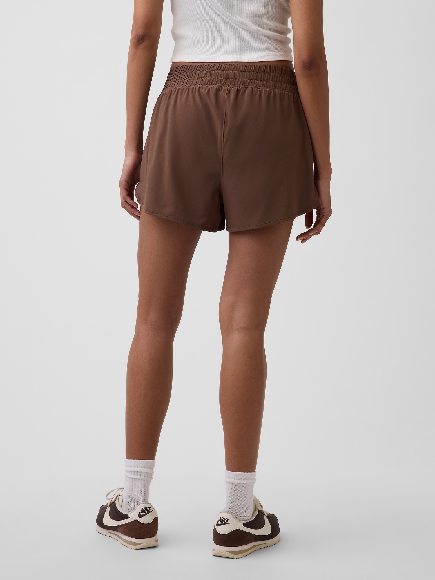 Женские шорты Gap GapFit Tech High Rise Running, цвет: Коричневый — фото 4