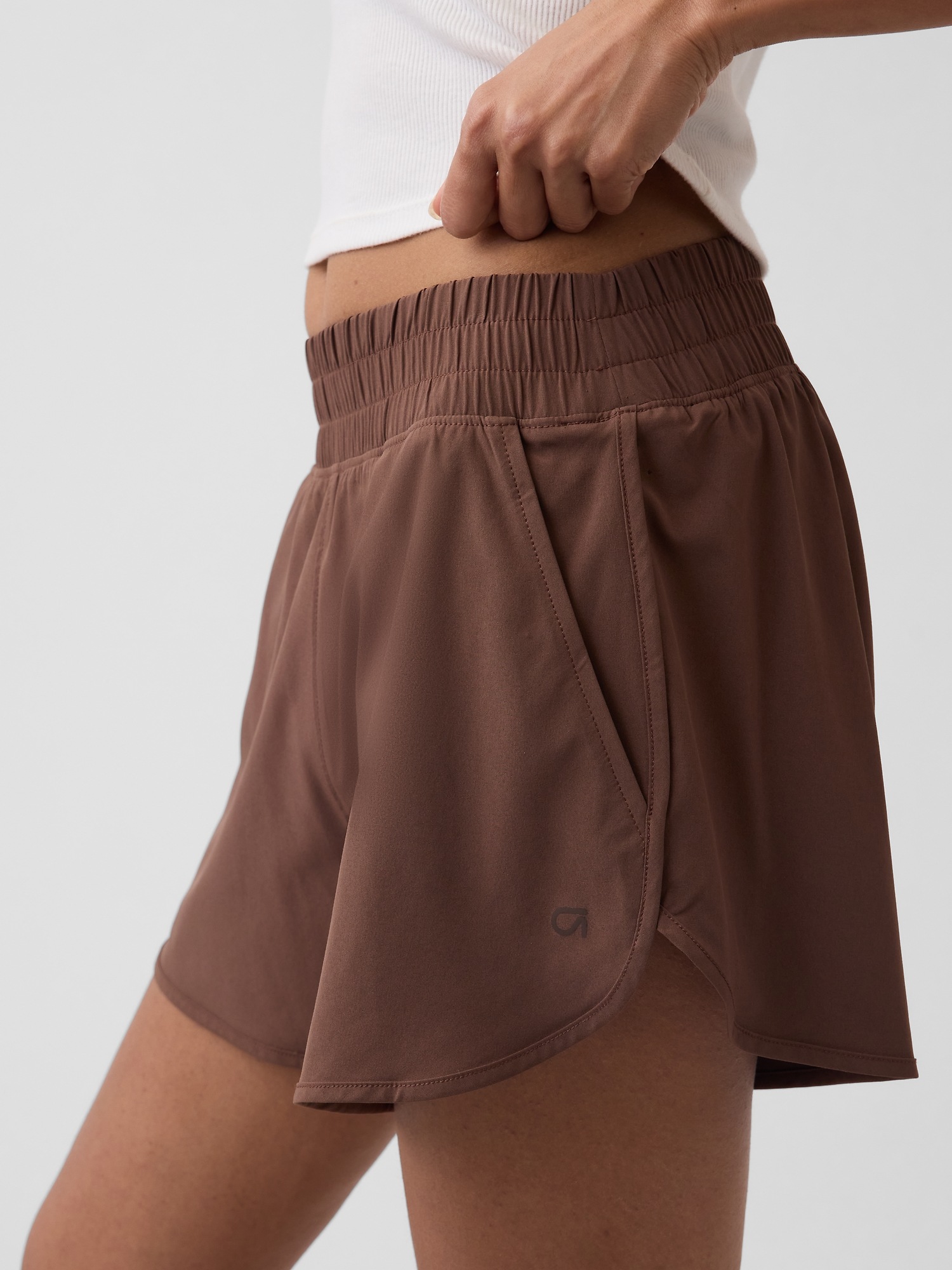 Женские шорты Gap GapFit Tech High Rise Running, цвет: Коричневый — фото 5