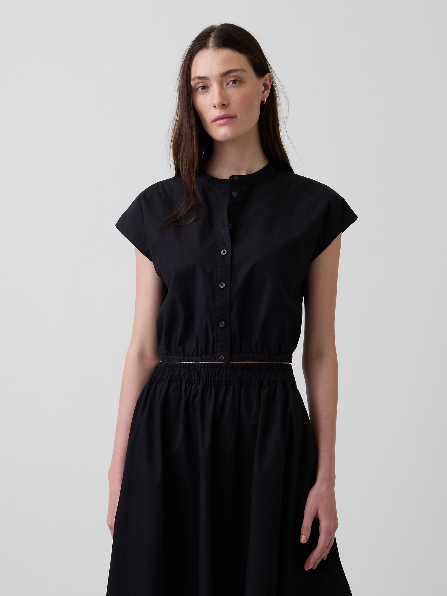 Женская рубашка Gap Poplin Cap-Sleeve Crop Shirt, цвет: Чёрный