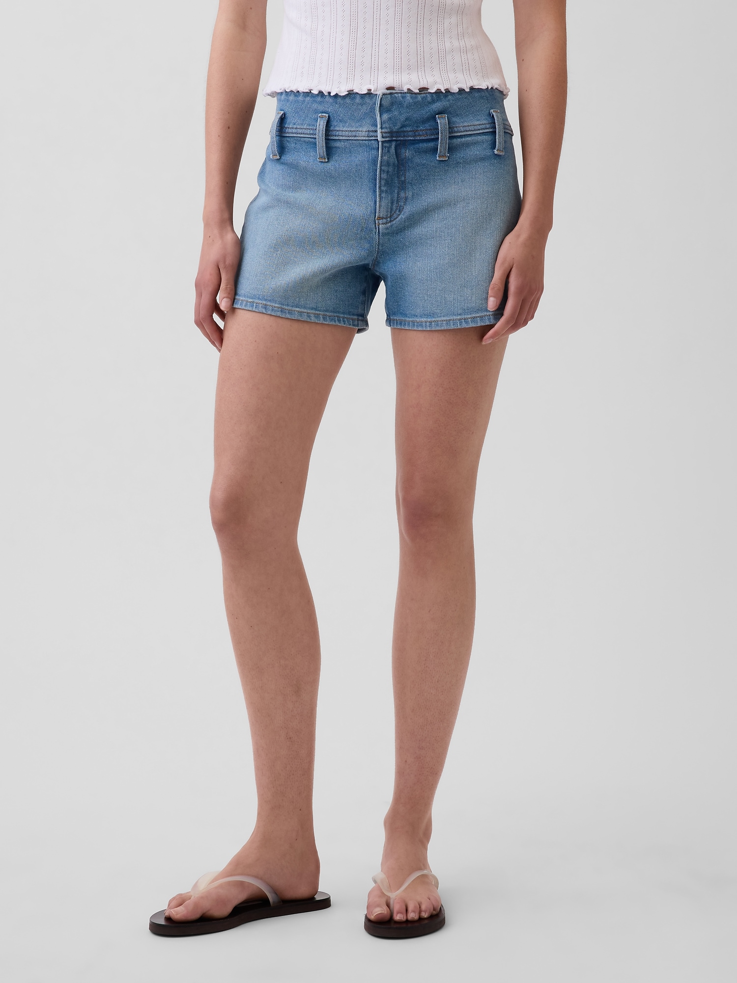 Женские шорты Gap 3" Low Rise Lace-Up Denim Shorts, цвет: Светлый индиго — фото 2