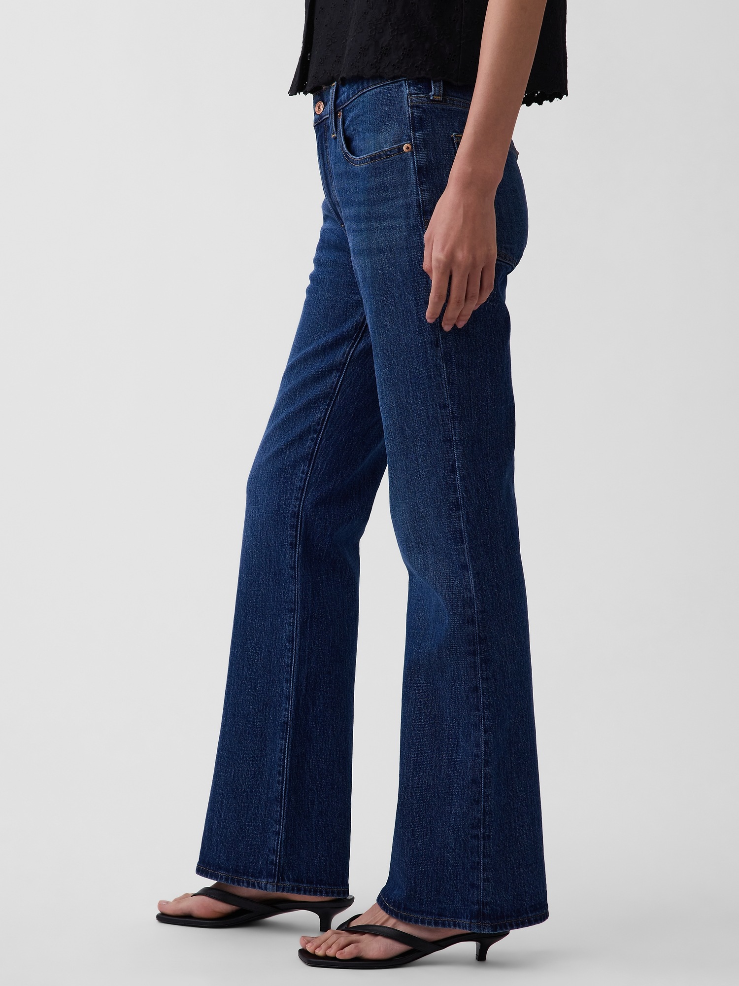 Женские джинсы Gap Mid Rise Relaxed Boot Jeans — фото 3