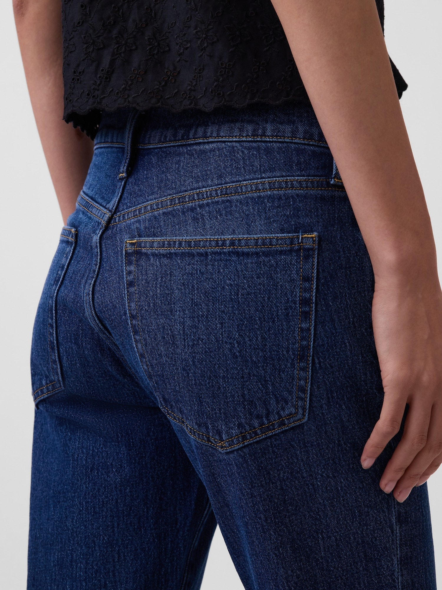 Женские джинсы Gap Mid Rise Relaxed Boot Jeans — фото 4