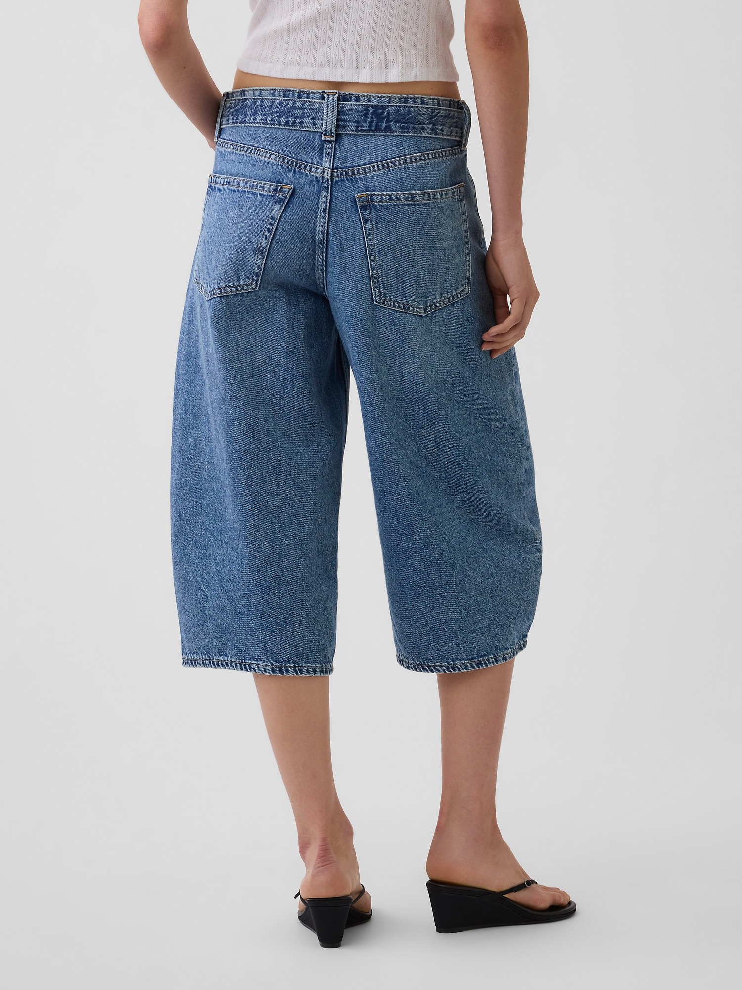 Женские джинсы Gap High Rise Belted Barrel Culotte Jeans — фото 4