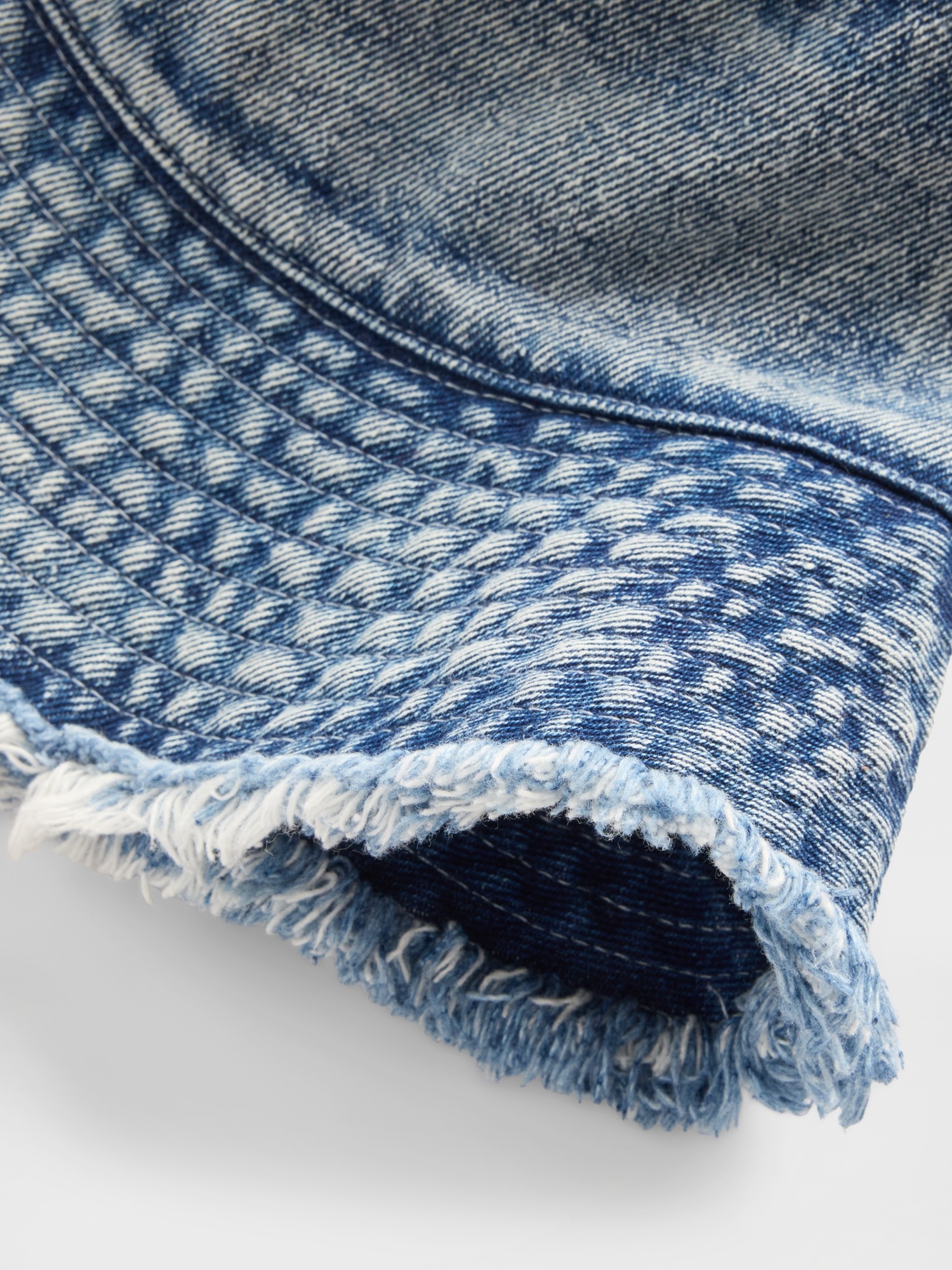 Детская джинсовая панама Gap Bucket Hat, цвет: Потёртый средний синий — фото 4