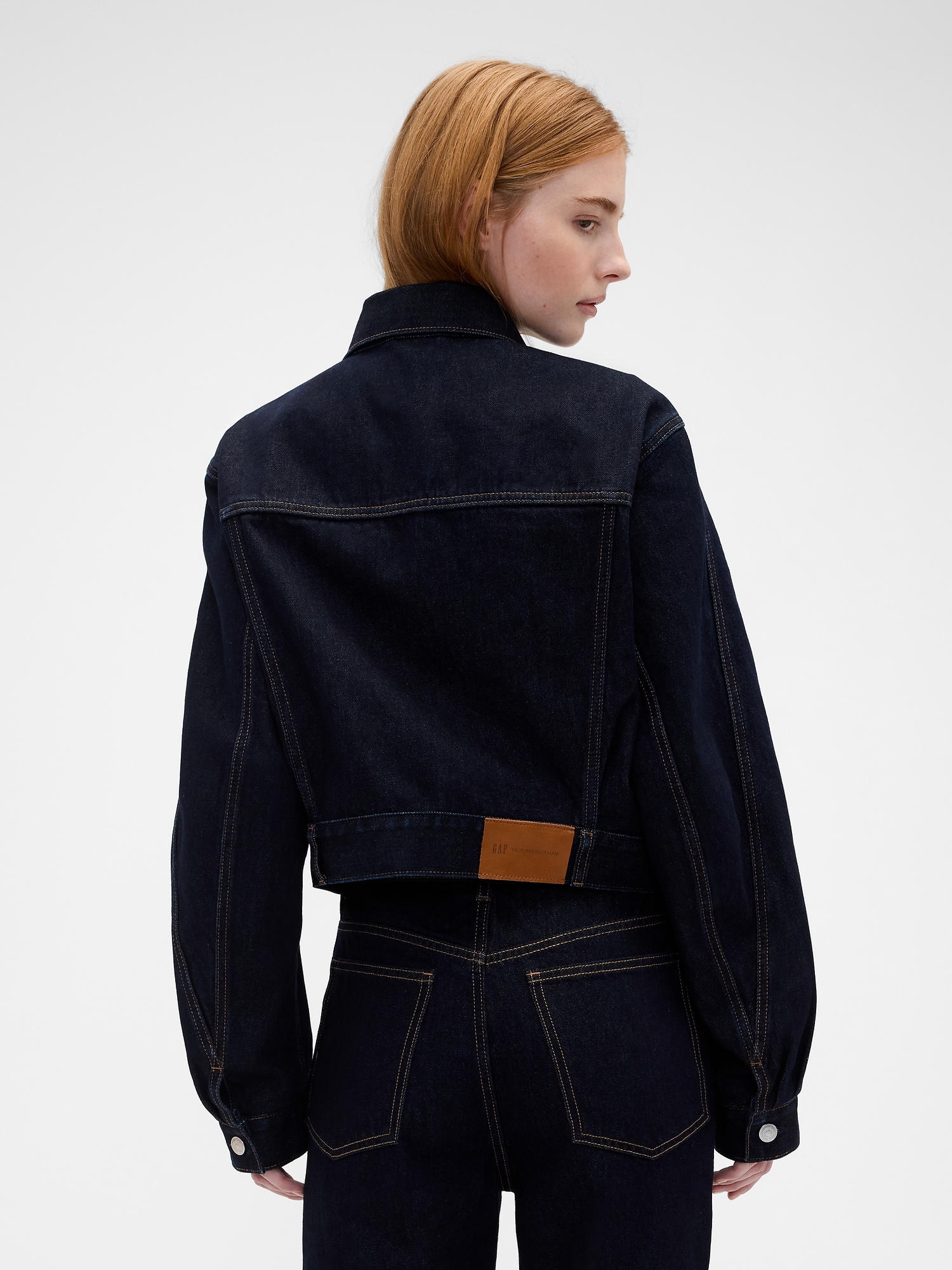 Женская куртка Gap × Victoria Beckham Relaxed Crop Denim Jacket, цвет: Тёмный варёный — фото 2