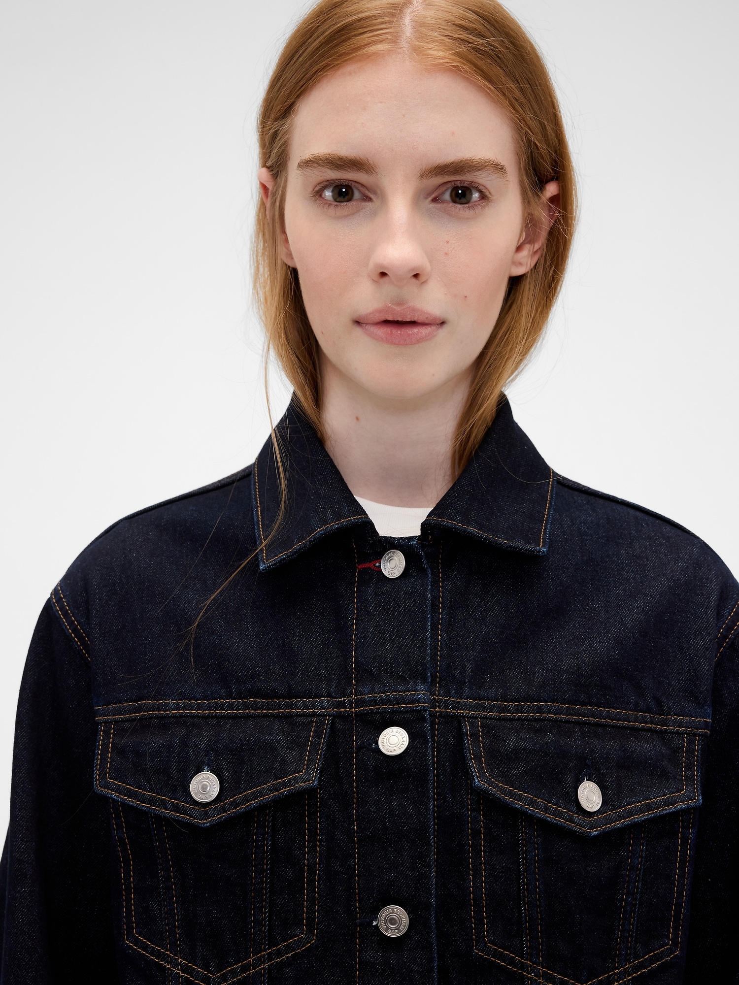 Женская куртка Gap × Victoria Beckham Relaxed Crop Denim Jacket, цвет: Тёмный варёный — фото 3