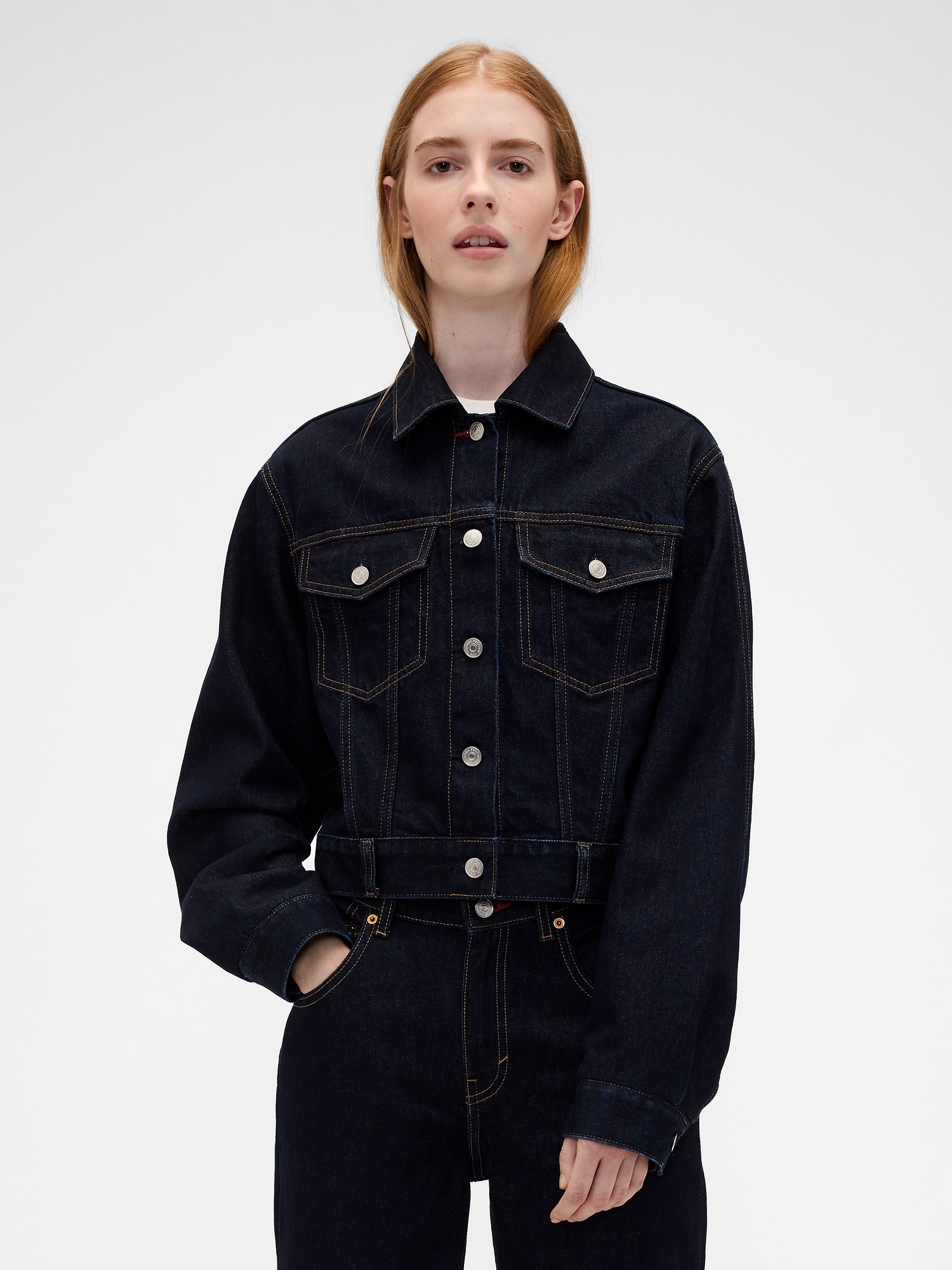 Женская куртка Gap × Victoria Beckham Relaxed Crop Denim Jacket, цвет: Тёмный варёный