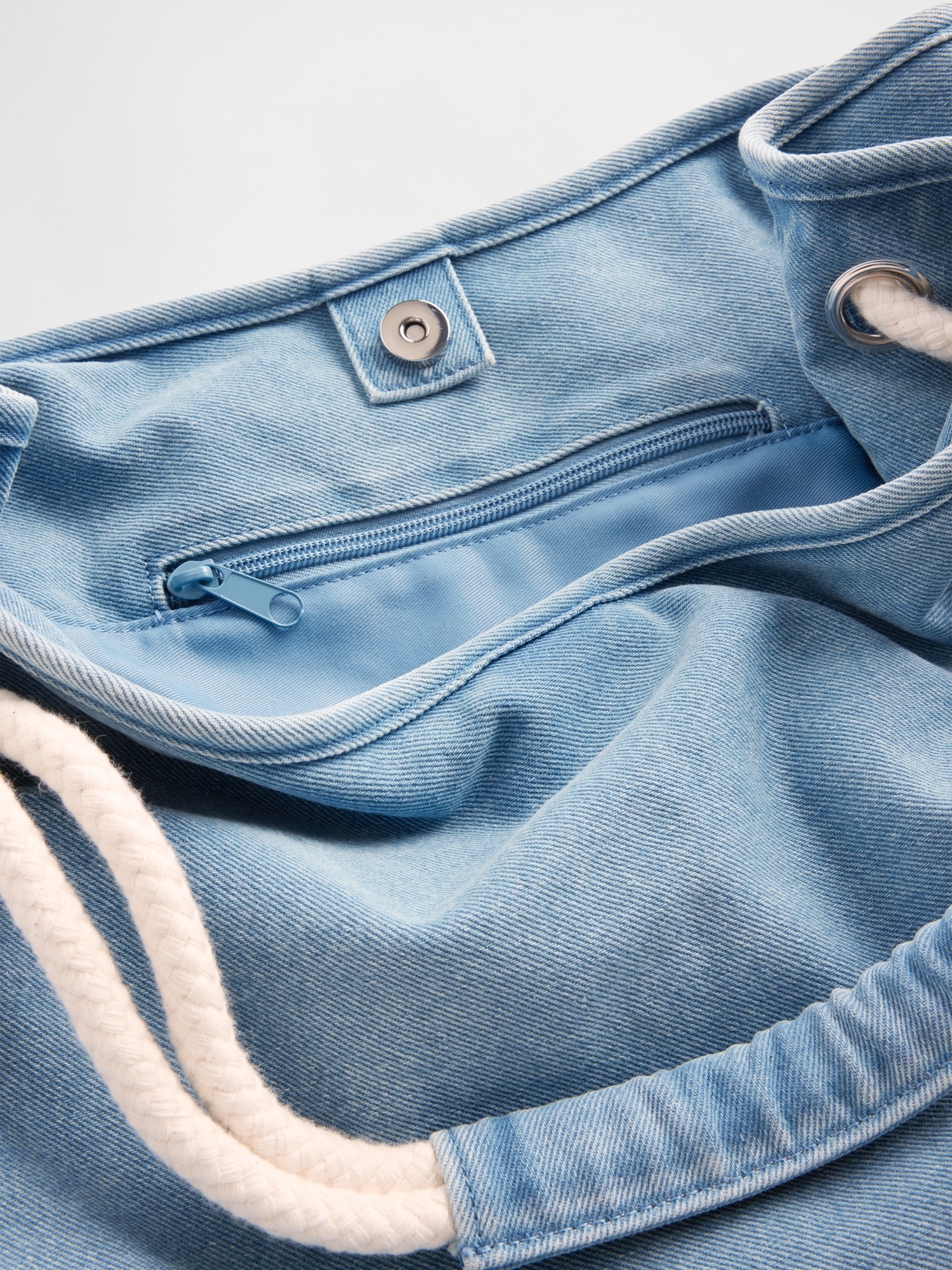Женская джинсовая сумка-ведро Gap Denim Rope Bucket — фото 4