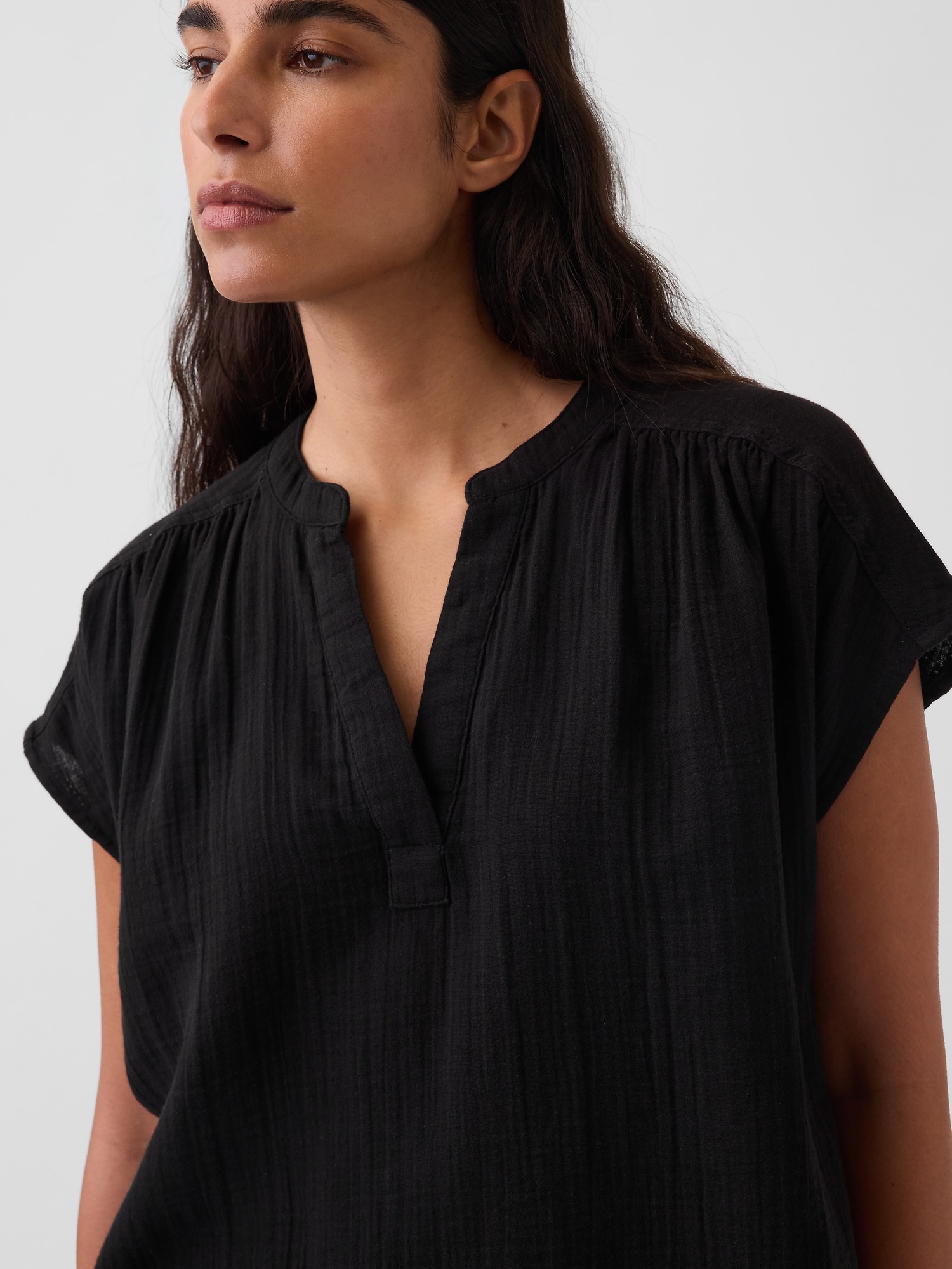 Женский топ Gap Cotton Gauze Oversized Split-Neck Top, цвет: Чёрный — фото 3