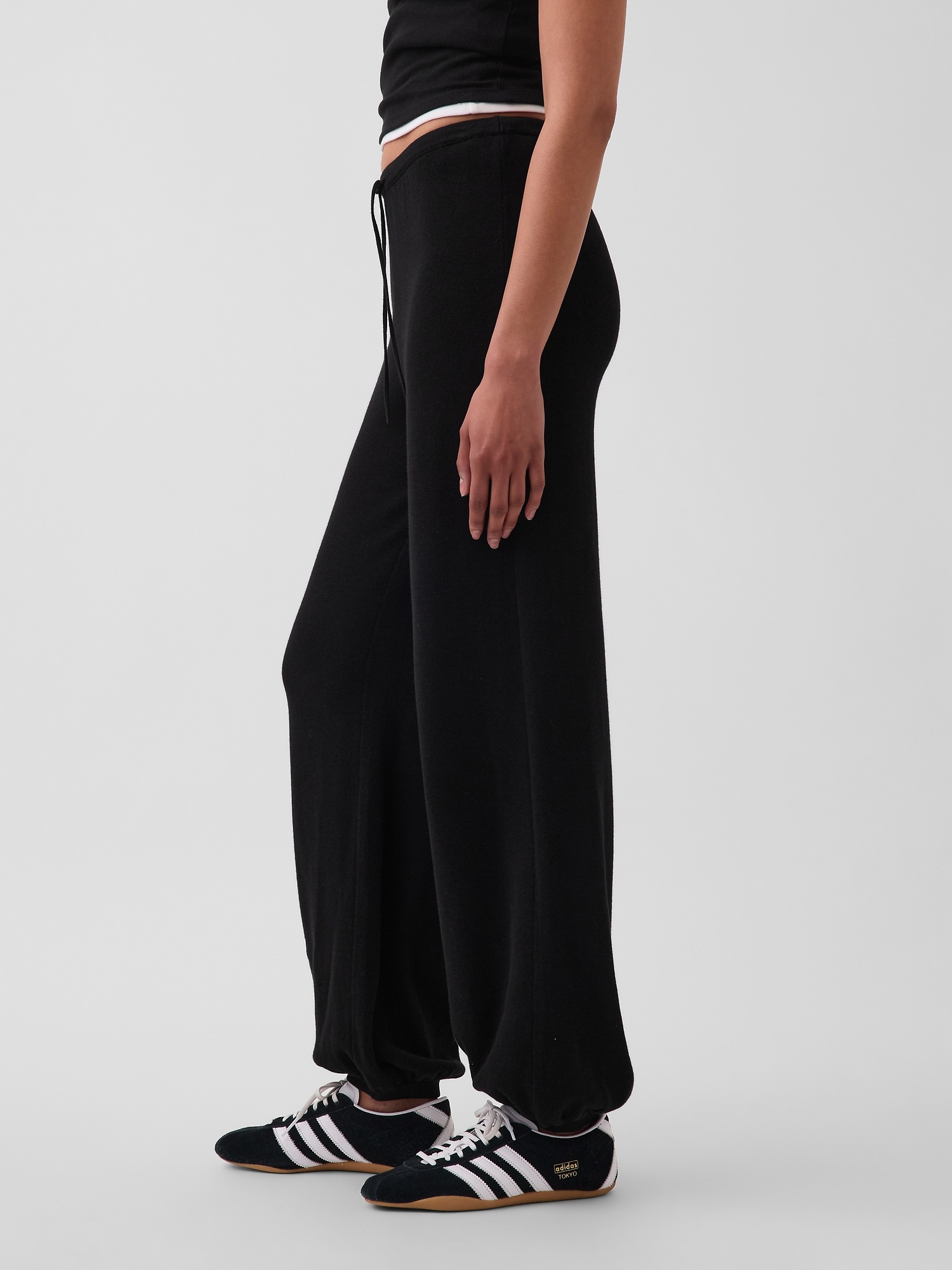 Женские брюки Gap 100% Cotton Relaxed Sweater Joggers, цвет: Чёрный — фото 3