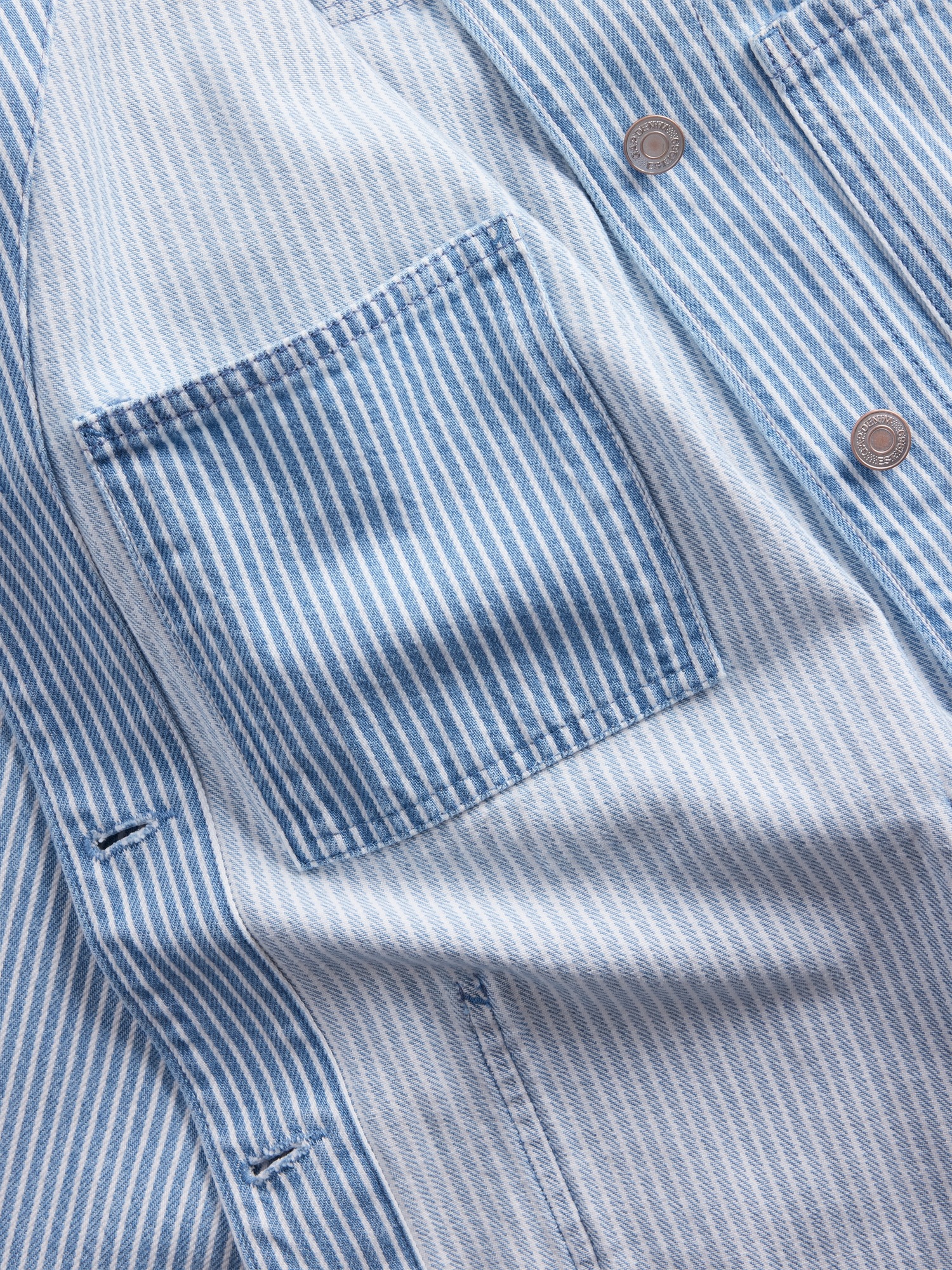 Женская куртка Gap Denim Stripe Chore, цвет: Синий полосатый — фото 5
