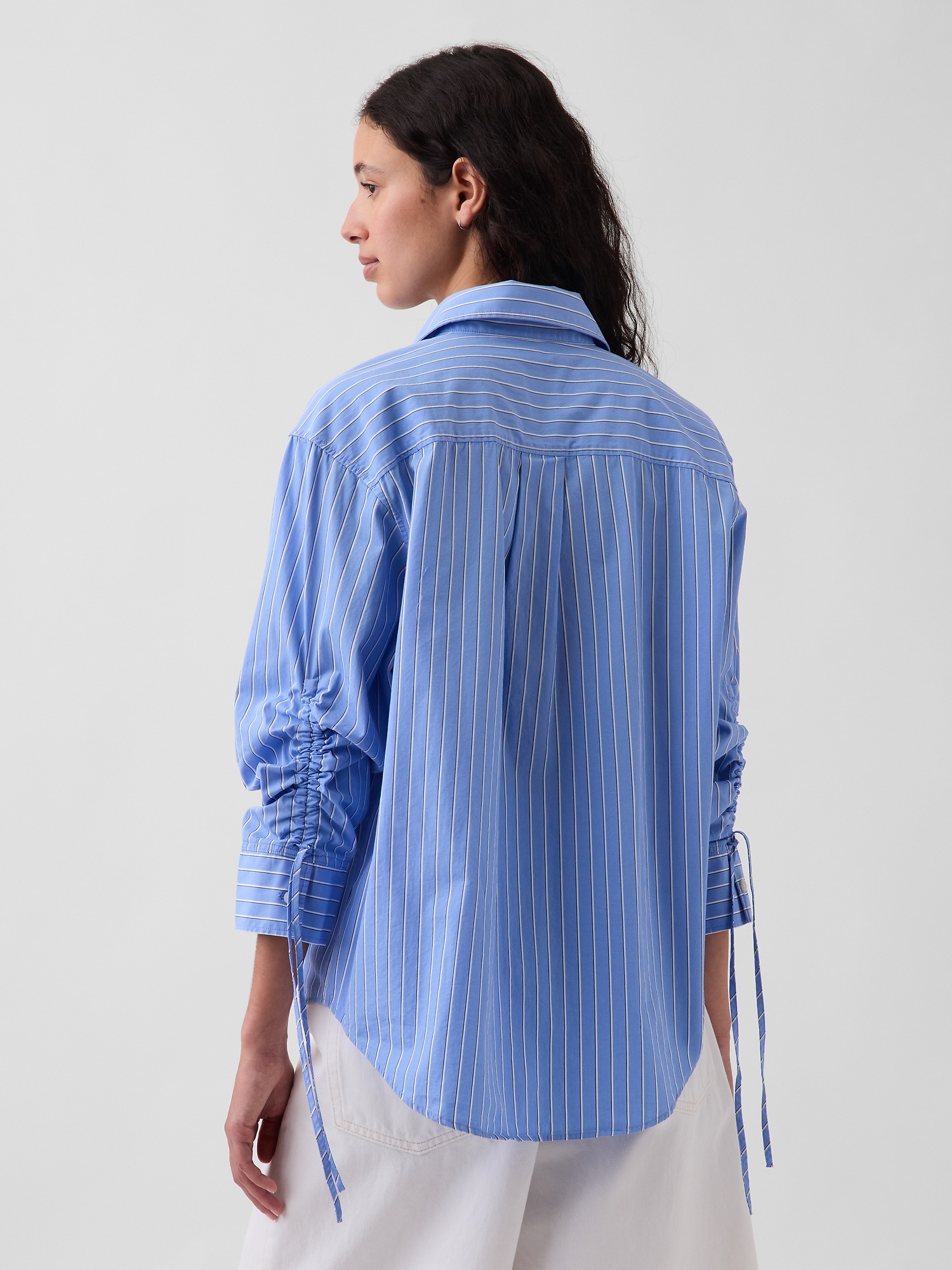 Женские рубашки Gap UltraSoft Denim Oversized Ruched-Sleeve Shirt — фото 3