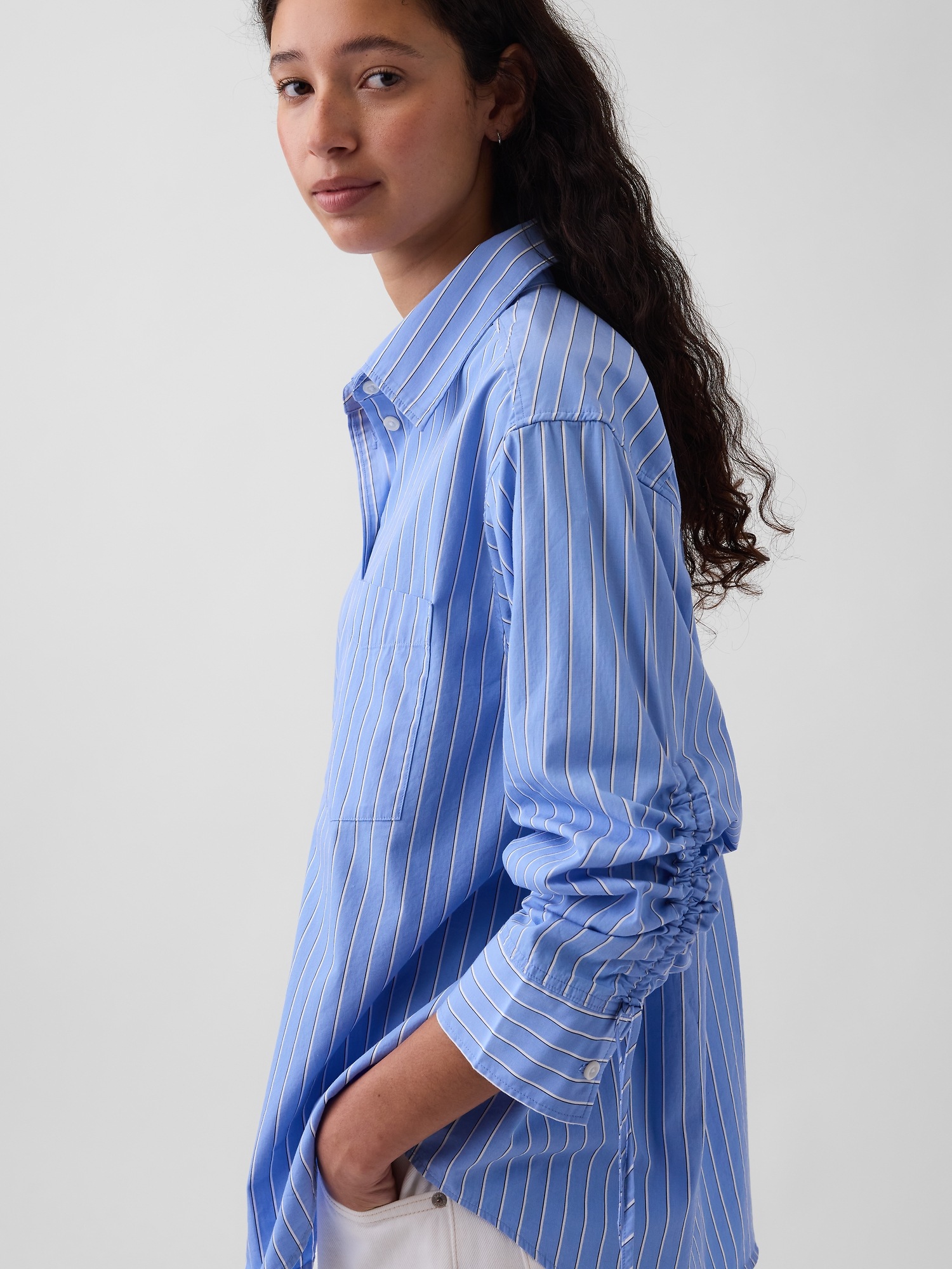 Женские рубашки Gap UltraSoft Denim Oversized Ruched-Sleeve Shirt — фото 4