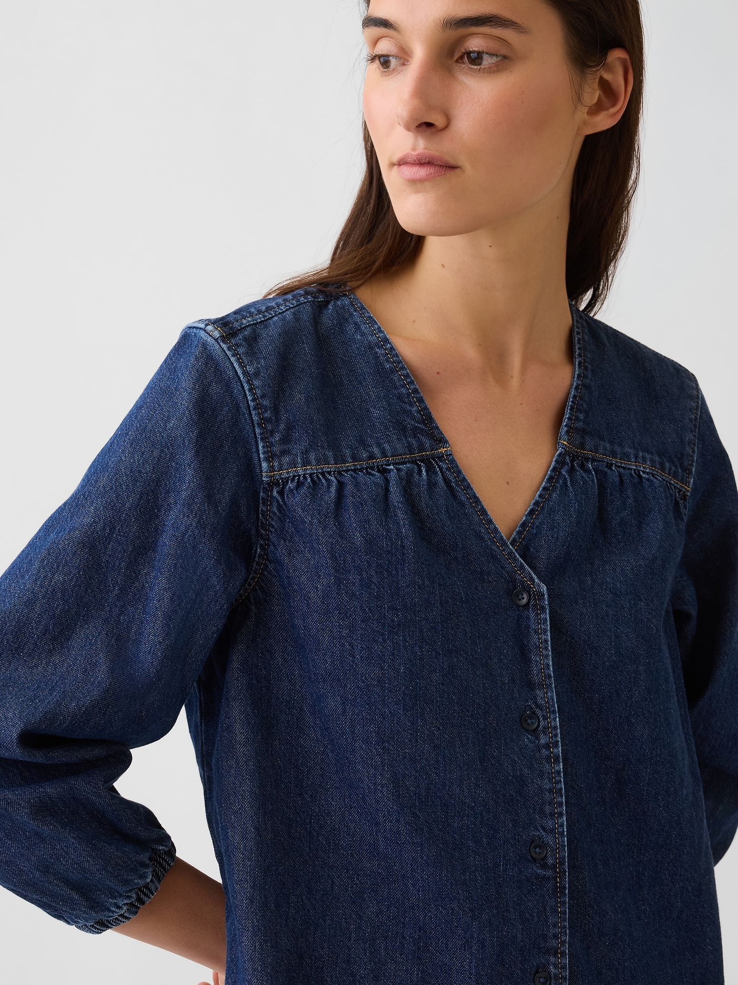 Женские платья Gap Denim V-Neck Shift Mini Dress — фото 4