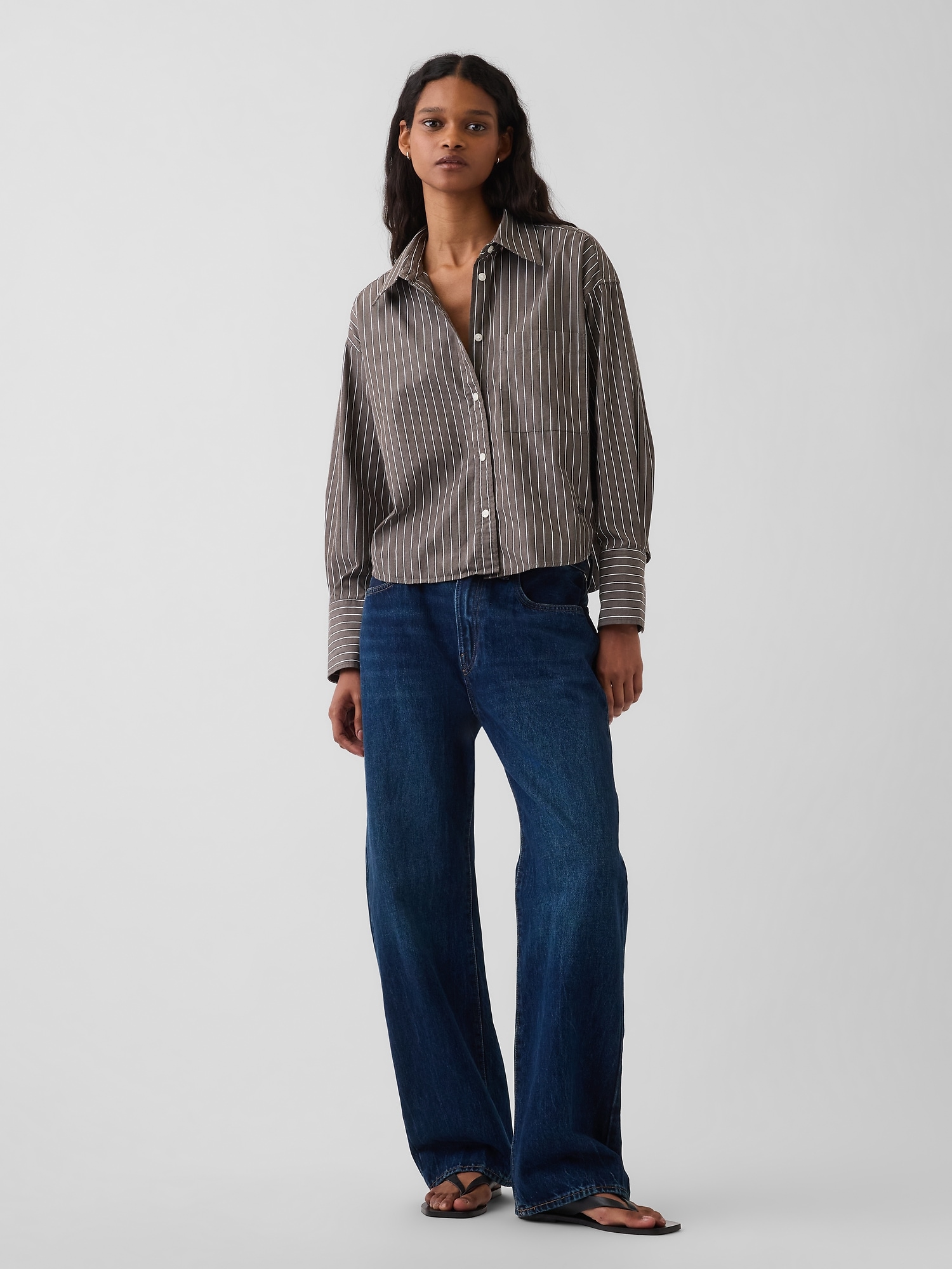Женская рубашка Gap Organic Cotton Poplin Oversized Crop Shirt, цвет: Коричневый полосатый — фото 2