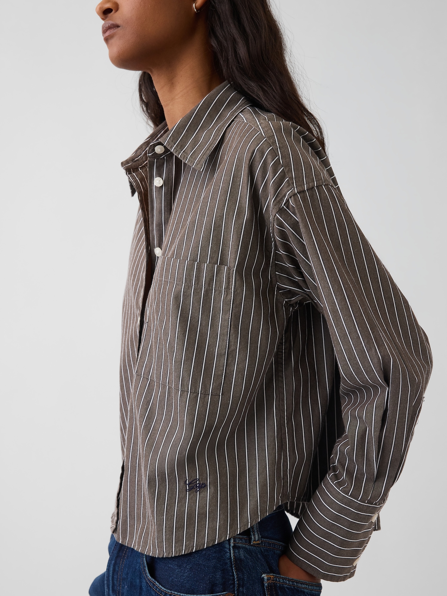 Женская рубашка Gap Organic Cotton Poplin Oversized Crop Shirt, цвет: Коричневый полосатый — фото 4