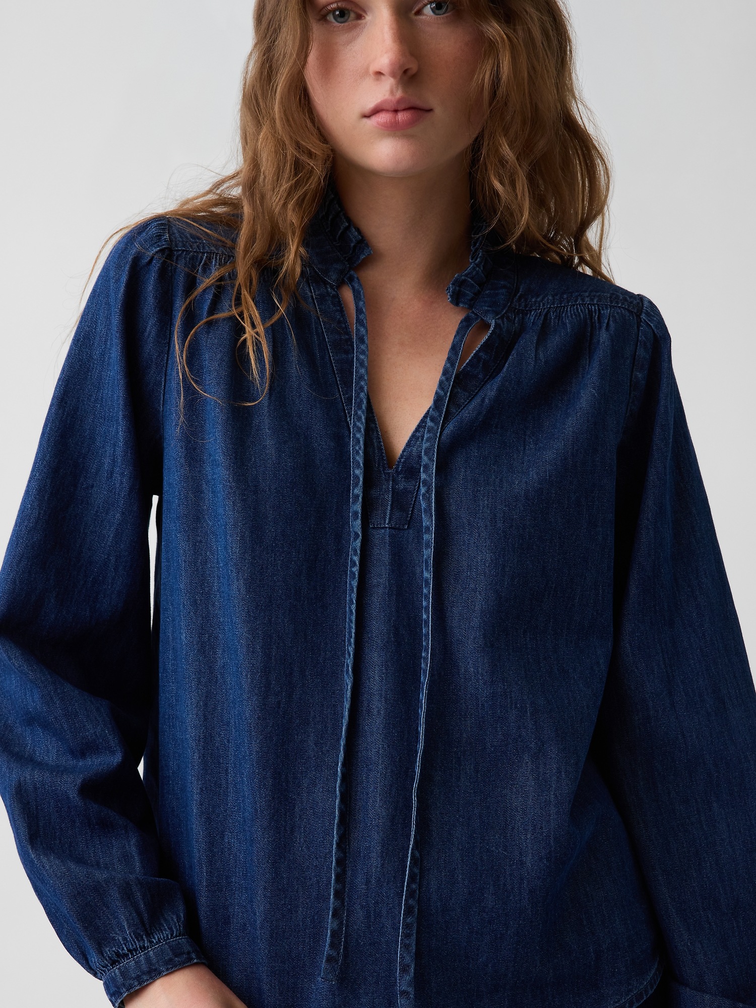 Женская рубашка Gap Denim Tie-Neck Popover, цвет: Тёмная варка — фото 4