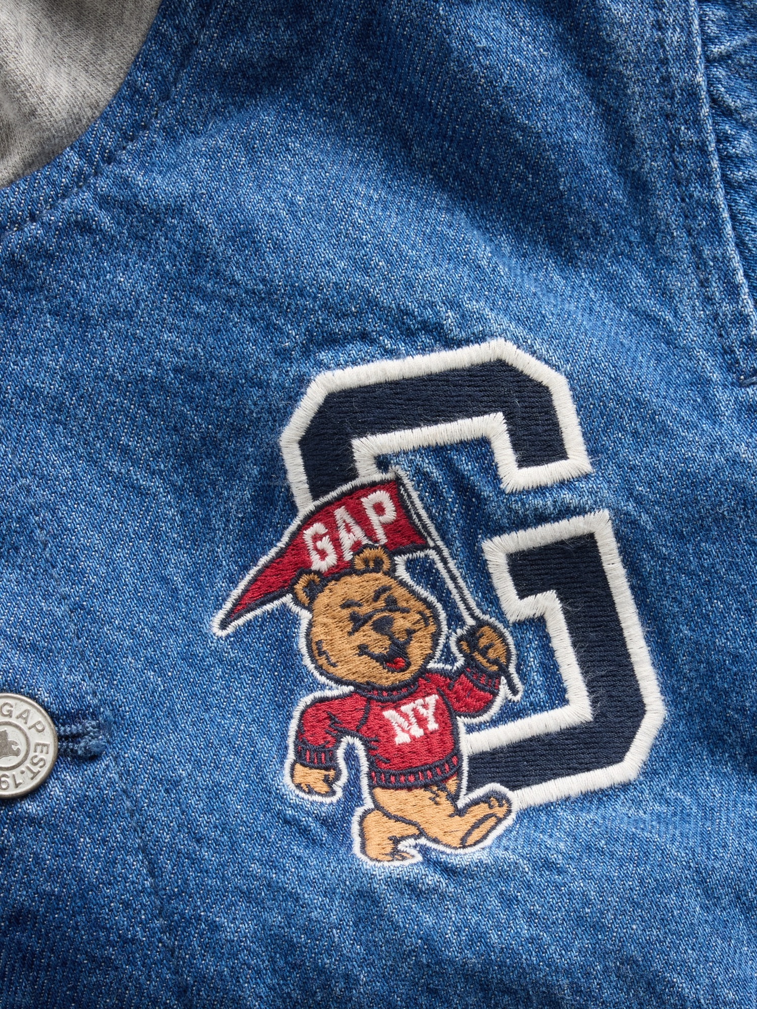Куртка Gap Denim Varsity Bomber Jacket для малышей, цвет: Средняя варка — фото 4