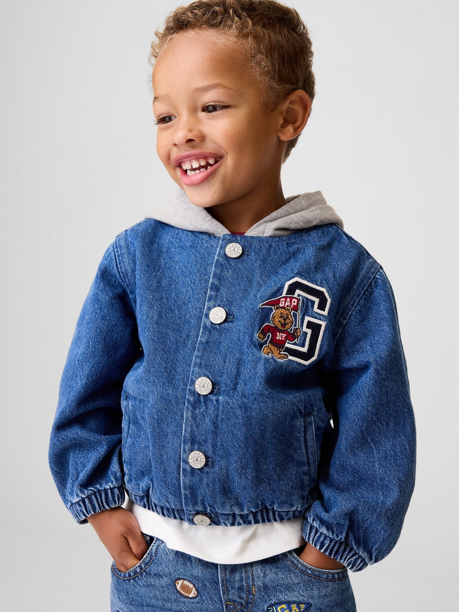 Куртка Gap Denim Varsity Bomber Jacket для малышей, цвет: Средняя варка