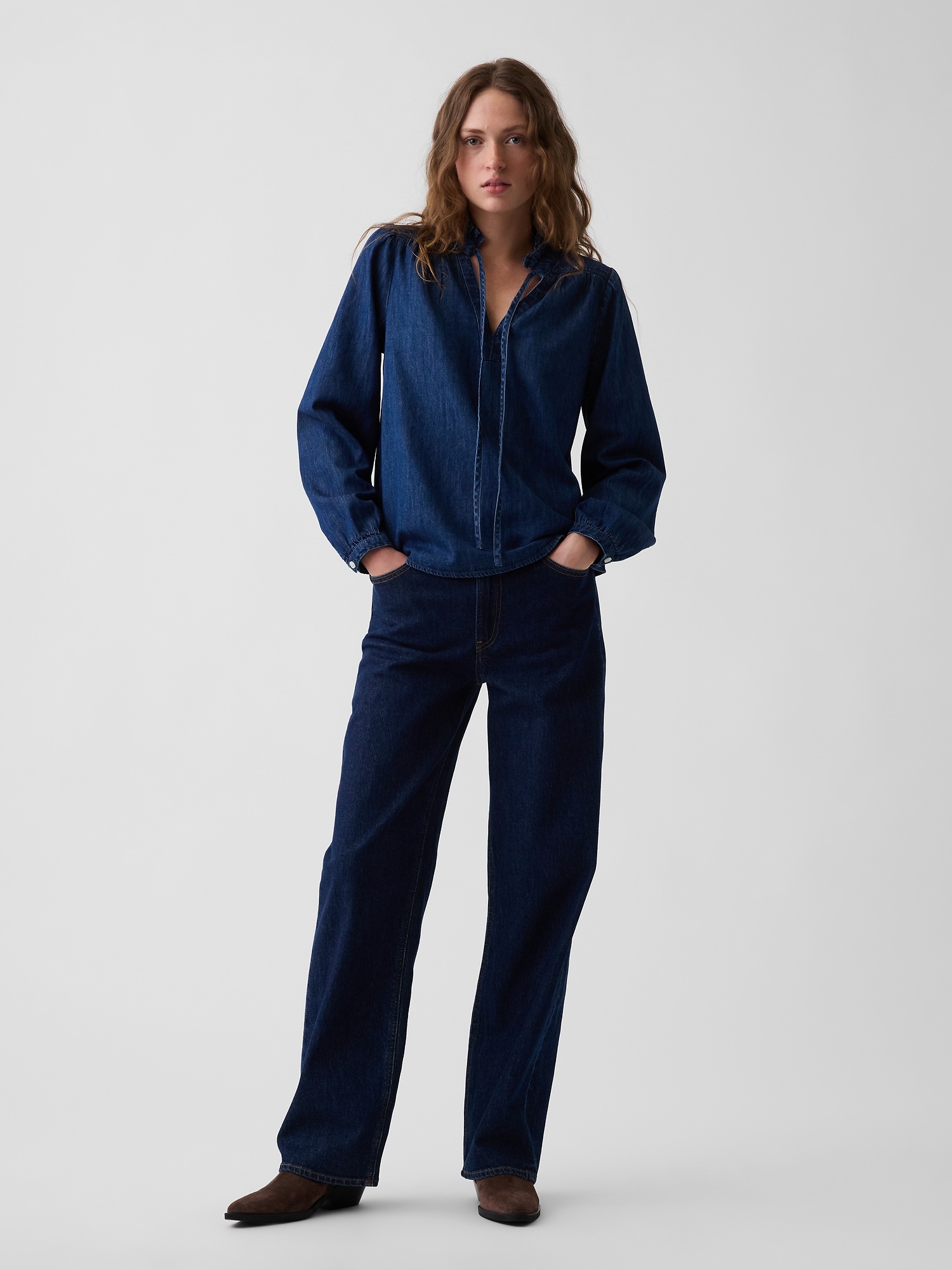 Женская рубашка Gap Denim Tie-Neck Popover, цвет: Тёмная варка — фото 2