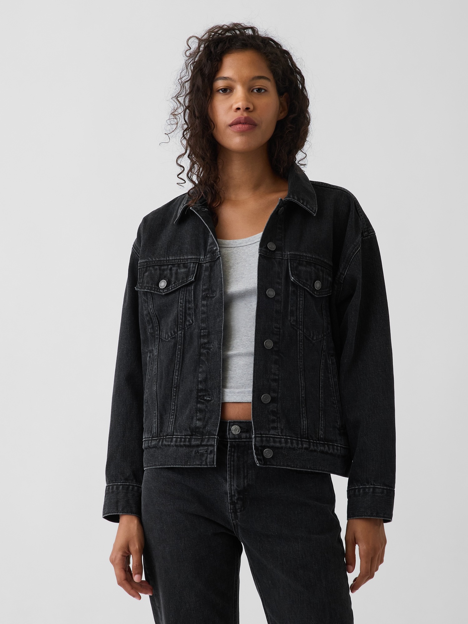Женская куртка Gap Oversized Icon Denim Jacket, цвет: Чёрный варёный