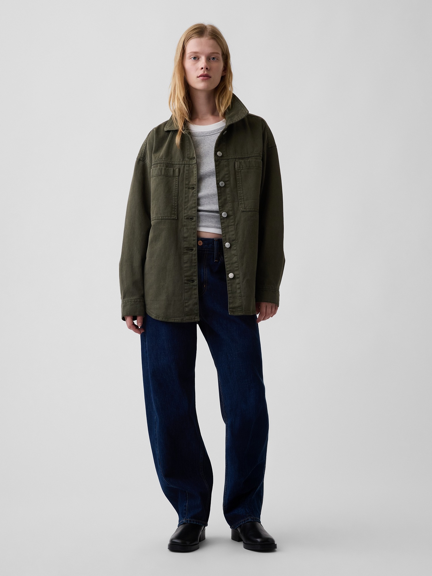 Женская куртка Gap Denim Oversized Shirt Jacket, цвет: Чёрный мох зелёный — фото 2